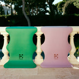 Tapis de sol pour le yoga de la marque hercule studio modèle mar couleur golf vert et lavande sur un balcon