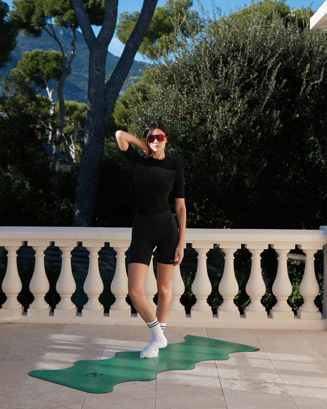 Tapis de sol pour le yoga de la marque hercule studio modèle mar couleur golf vert photo avec mannequin debout sur le tapis