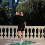 Tapis de sol pour le yoga de la marque hercule studio modèle mar couleur golf vert photo avec mannequin debout sur le tapis