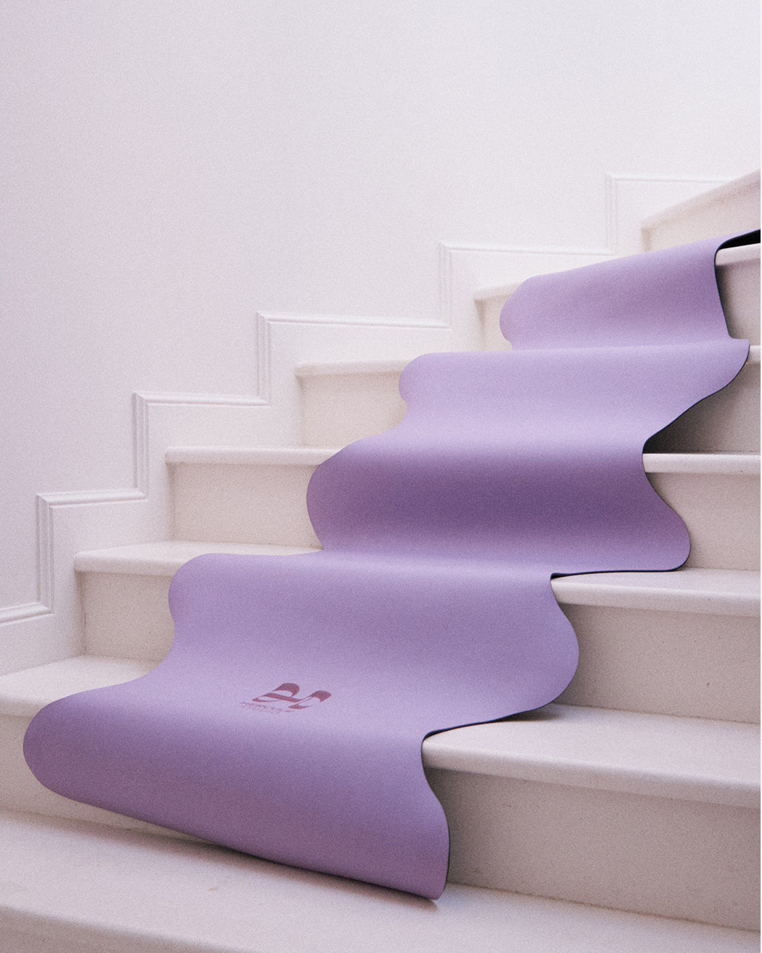 Tapis de sol pour le yoga de la marque hercule studio modèle mar couleur lavande lifestyle design dans les escaliers
