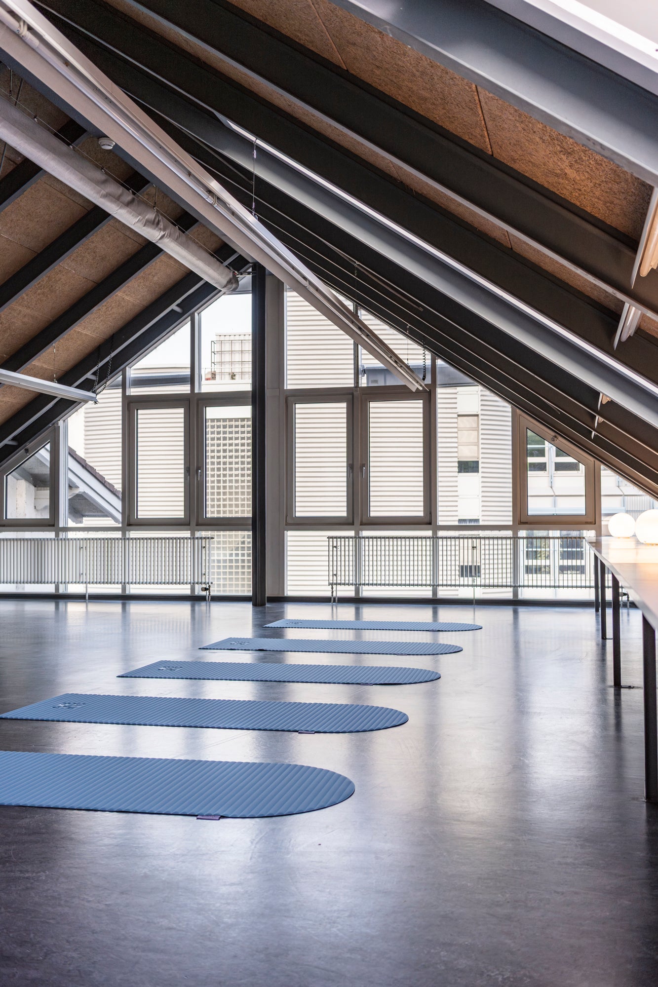 Mise en situation des tapis de gym Archy Blue-jean dans un studio haut de gamme