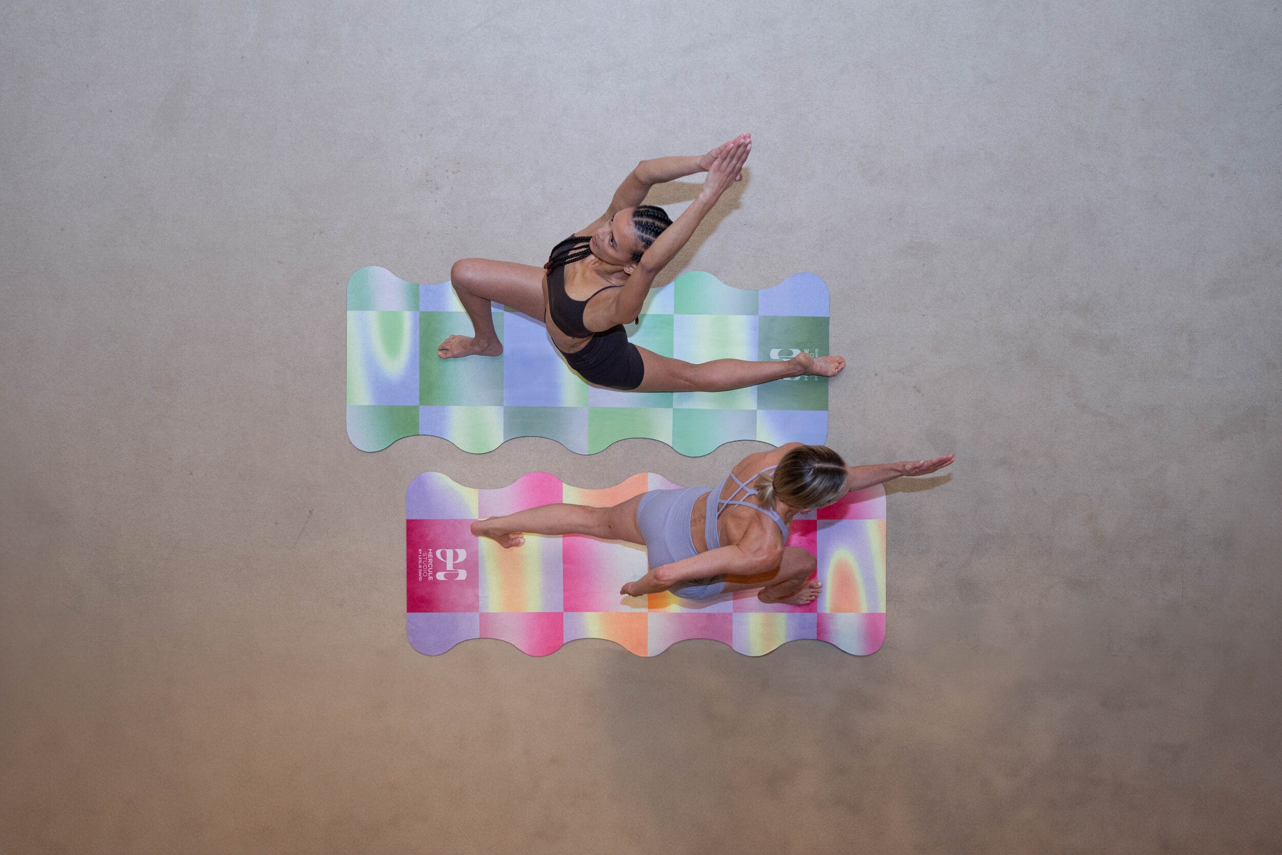 Capsule collection Ibiza de la collaboration Hercule Studio x Leslie David Studio avec le tapis de yoga Mar