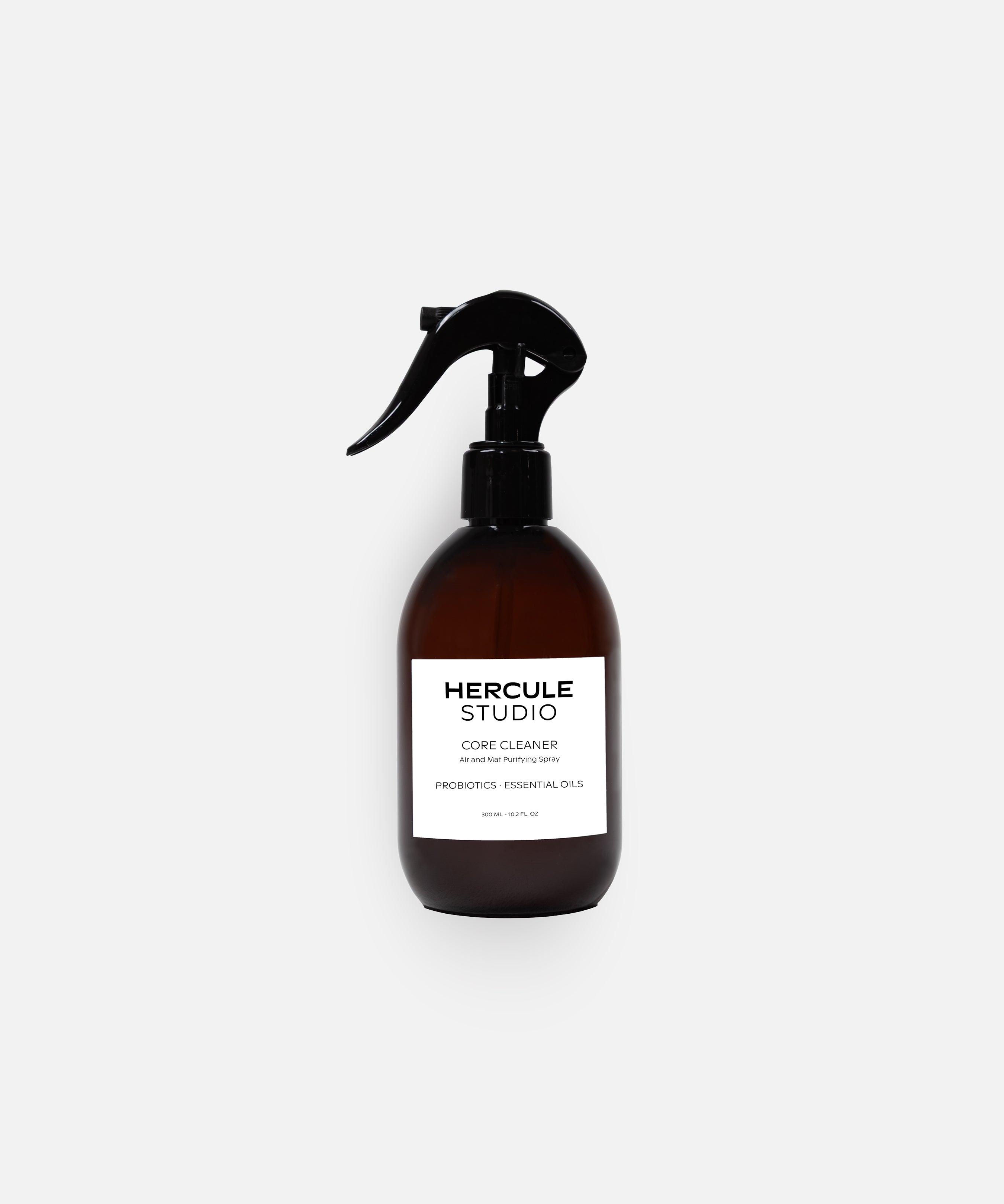 Spray assainissant pour tapis de sport Hercule Studio, flacon design 2-en-1 pour nettoyer tapis de yoga, fitness et créer une ambiance énergisante, made in France