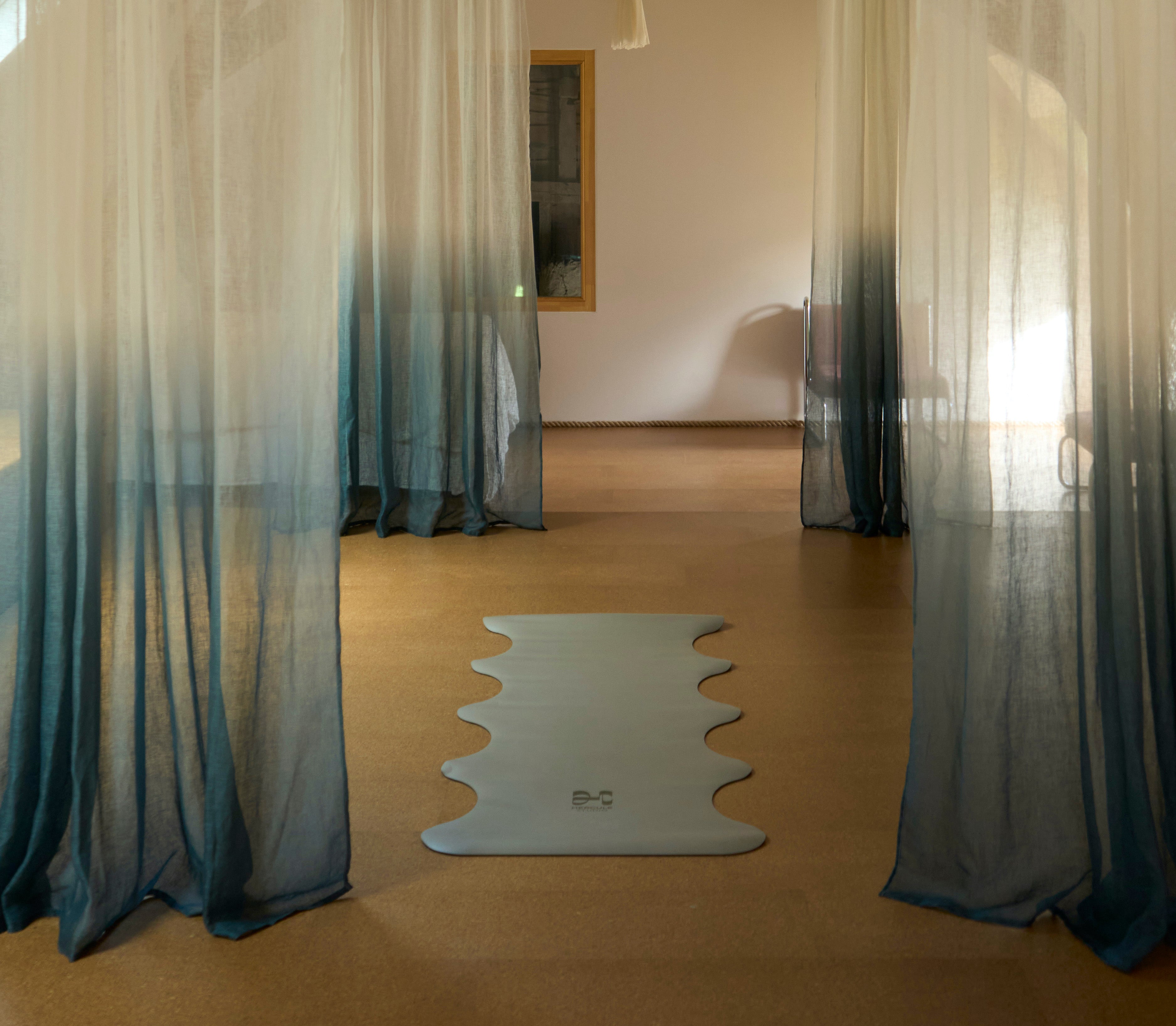 Tapis de yoga couleur greige entre le gris et le beige de la marque Hercule Studio
