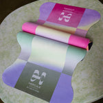 Tapis de yoga Mar de la marque Hercule Studio en collaboration avec Leslie David Studio en matière suède, couleur bleu, vert et argent Breathe In