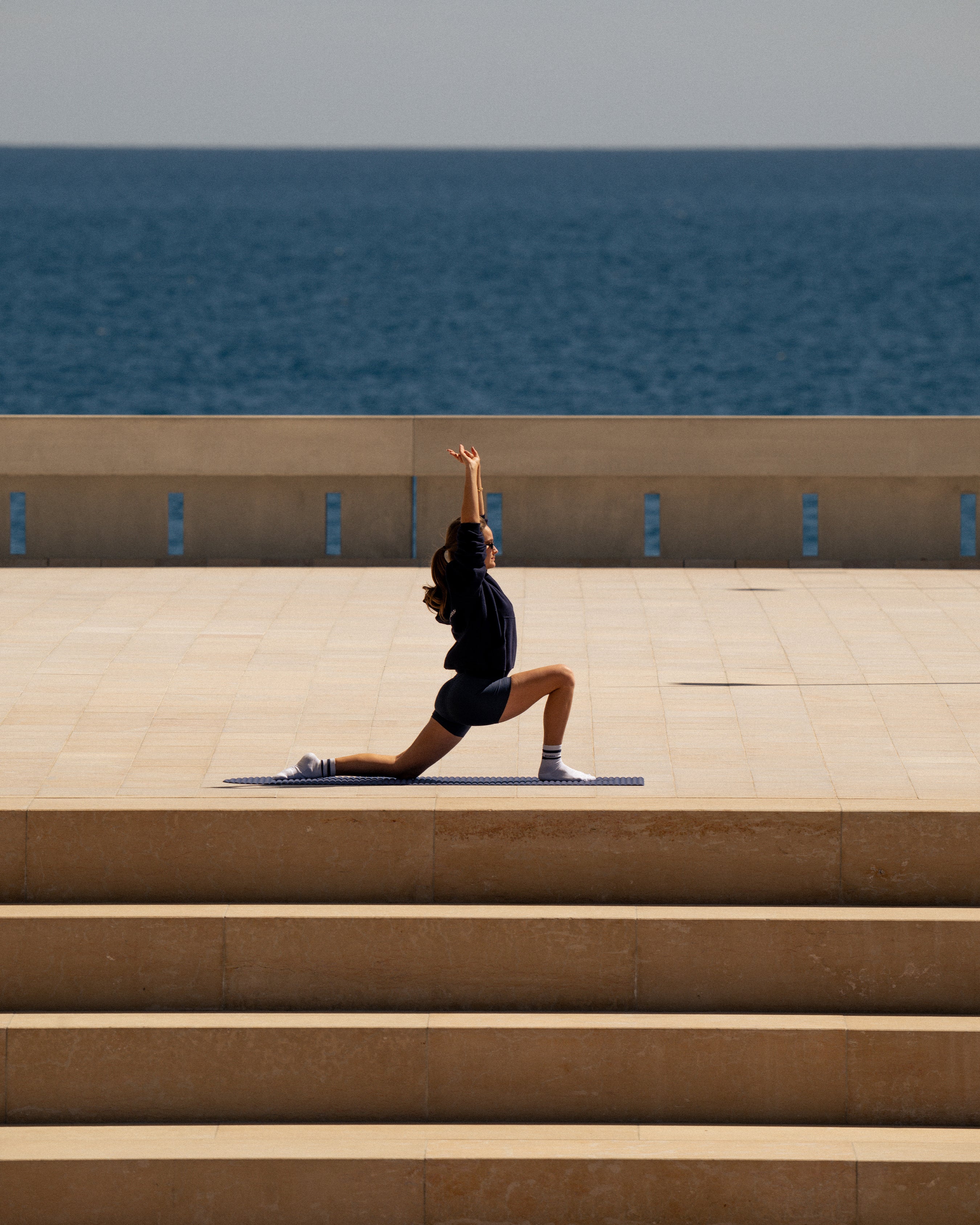 Tapis de fitness Hercule Studio Archy bleu marine avec mannequin, tapis de sol durable et lavable, ambiance sport élégante