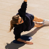 Pad Galé Hercule Studio navy en cours de Pilates lifestyle, mini tapis 3-en-1 bleu nuit pour soutien ergonomique, accessoire nomade fabriqué en France