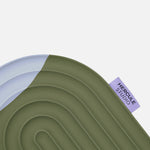 Étiquette violette du pad Galé Hercule Studio – mini tapis 3‑en‑1 imprimé kaki et bleu (Axel), support ergonomique zones sensibles, design innovant et durable