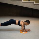 Mini tapis de sol pad de confort de la marque hercule studio modèle galé couleur bari orange pop photo lifestyle avec mannequin en planche