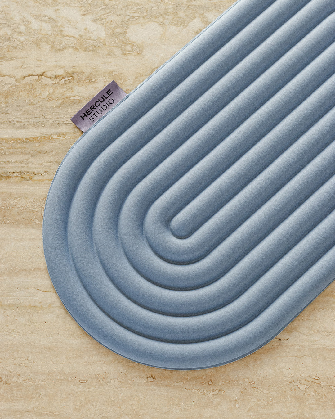 Hercule Studio Galé blue jean pad in lifestyle Pilates class, 3-in-1 blue mini mat for sensitive area support, portable accessory made in France