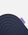 Close-up on the Hercule Studio Galé mini mat purple label – navy blue 3-in-1 pad, ergonomic support for knees, elbows, glutes, durable design made in France