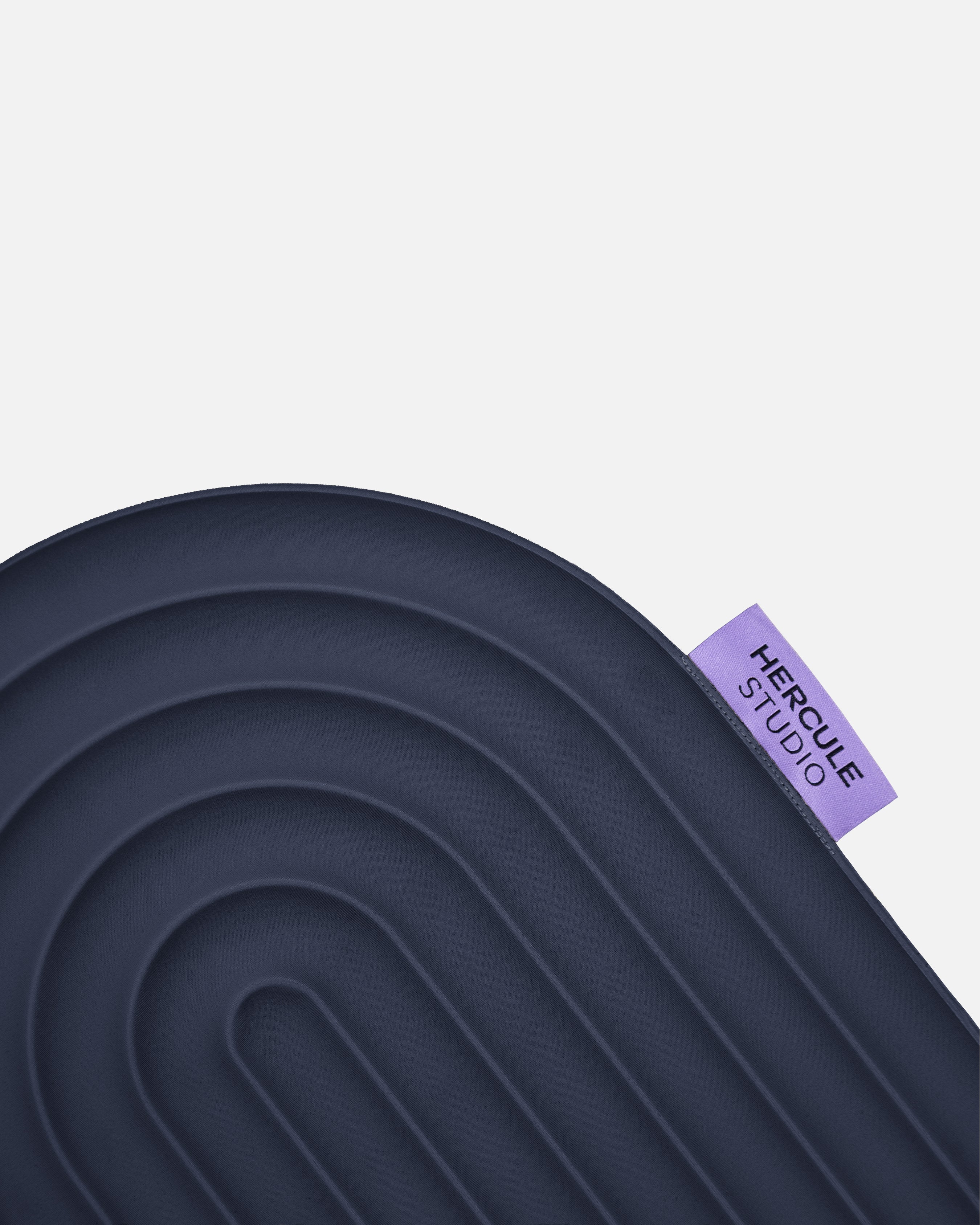 Close-up on the Hercule Studio Galé mini mat purple label – navy blue 3-in-1 pad, ergonomic support for knees, elbows, glutes, durable design made in France