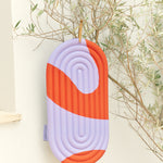 Mini tapis de sol pad de confort de la marque hercule studio modèle galé couleur axel rouge orangé produit accroché dans un olivier