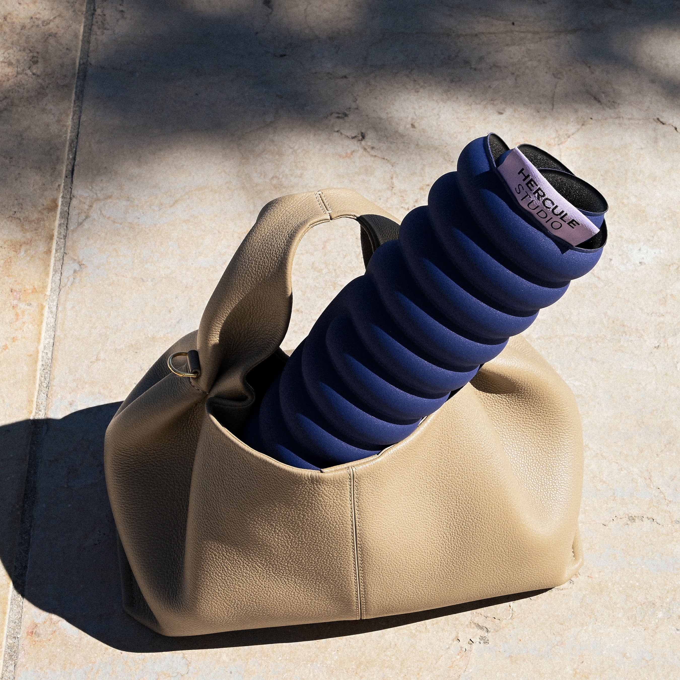 Galé Hercule Studio Navy Pad, a midnight blue 3-in-1 mini mat for ergonomic support, a portable accessory made in France