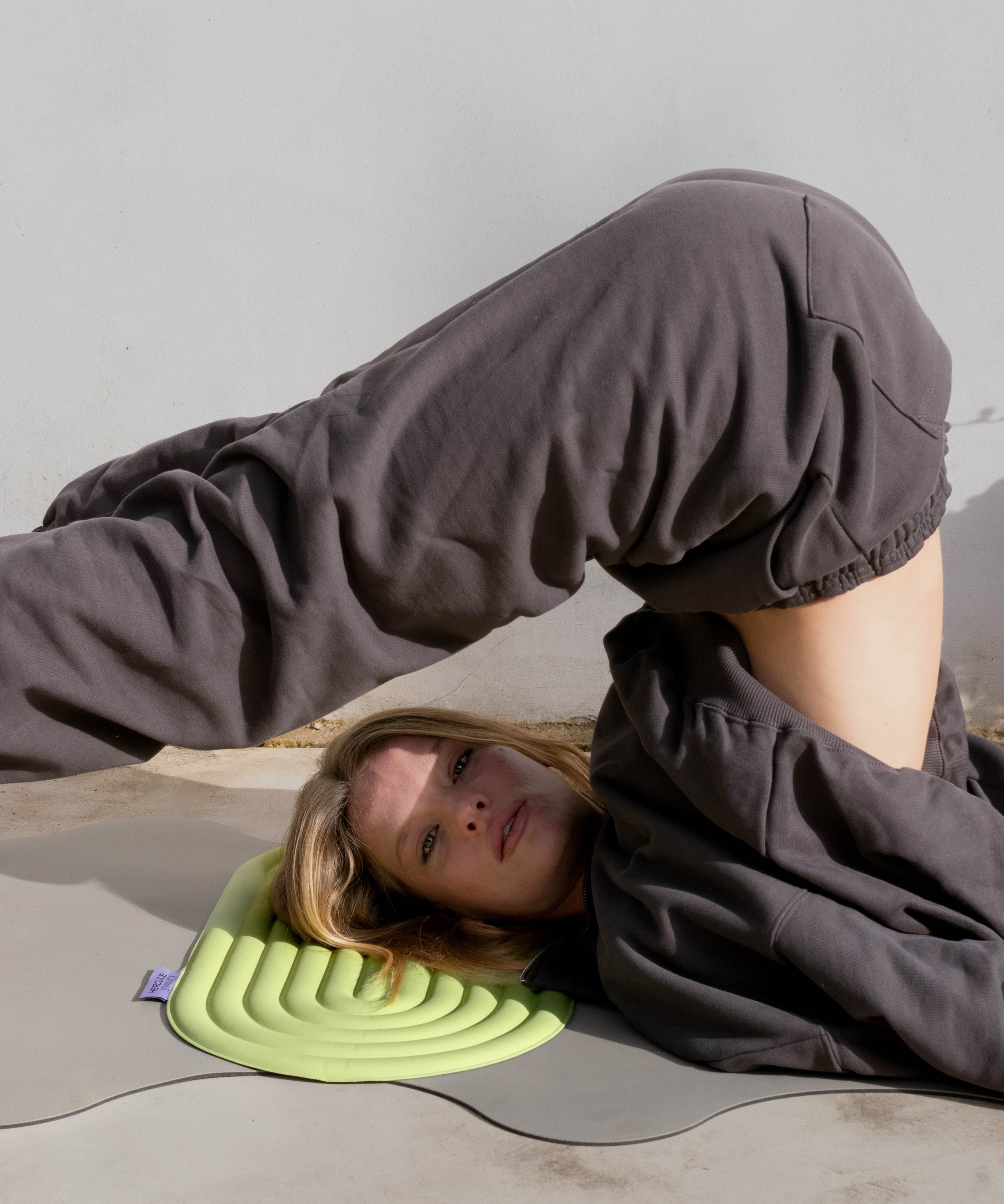 Pad Galé Hercule Studio pistache en lifestyle avec tapis de yoga mar couleur Greige, mini tapis de confort 3-en-1 vert clair pour cours de Pilates et yoga, accessoire nomade français