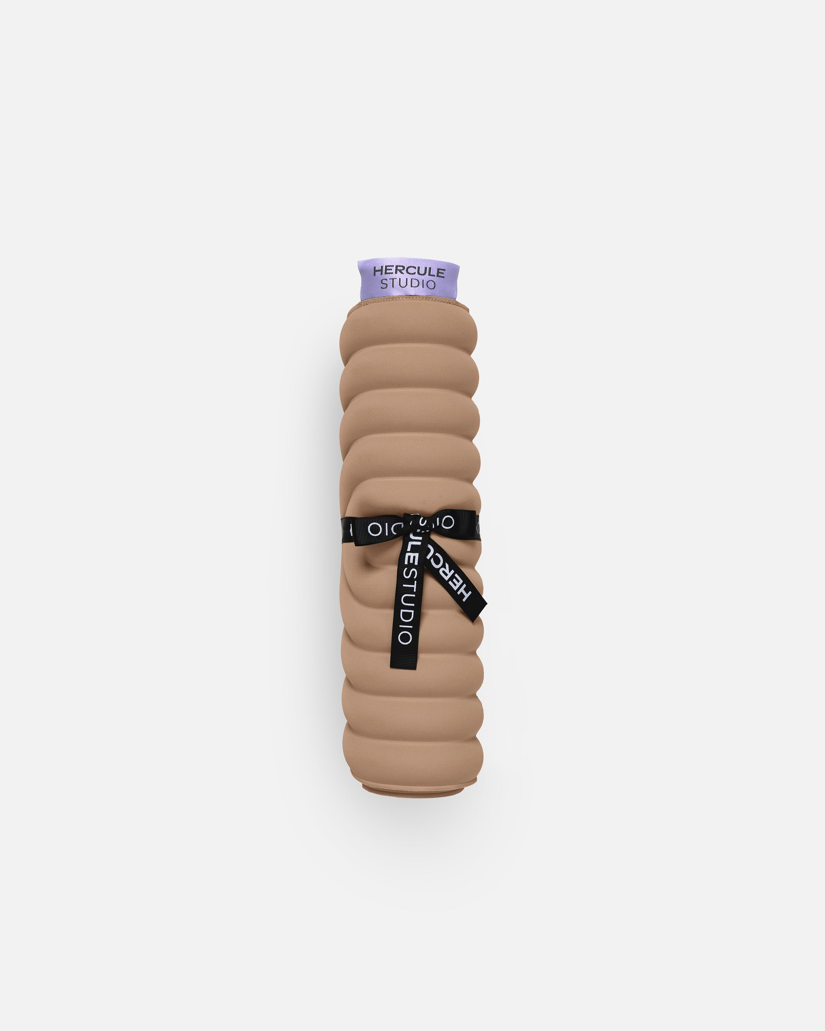 Hercule Studio Galé mini mat – beige (Dune) portable 3-in-1 pad with logo ribbon – easy to transport, ideal for Pilates/Reformer, ergonomic and durable design, rolled view with logo ribbon