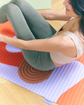 User with the Galé terracotta comfort pad during a Pilates class, knee and elbow support, portable accessory made in France