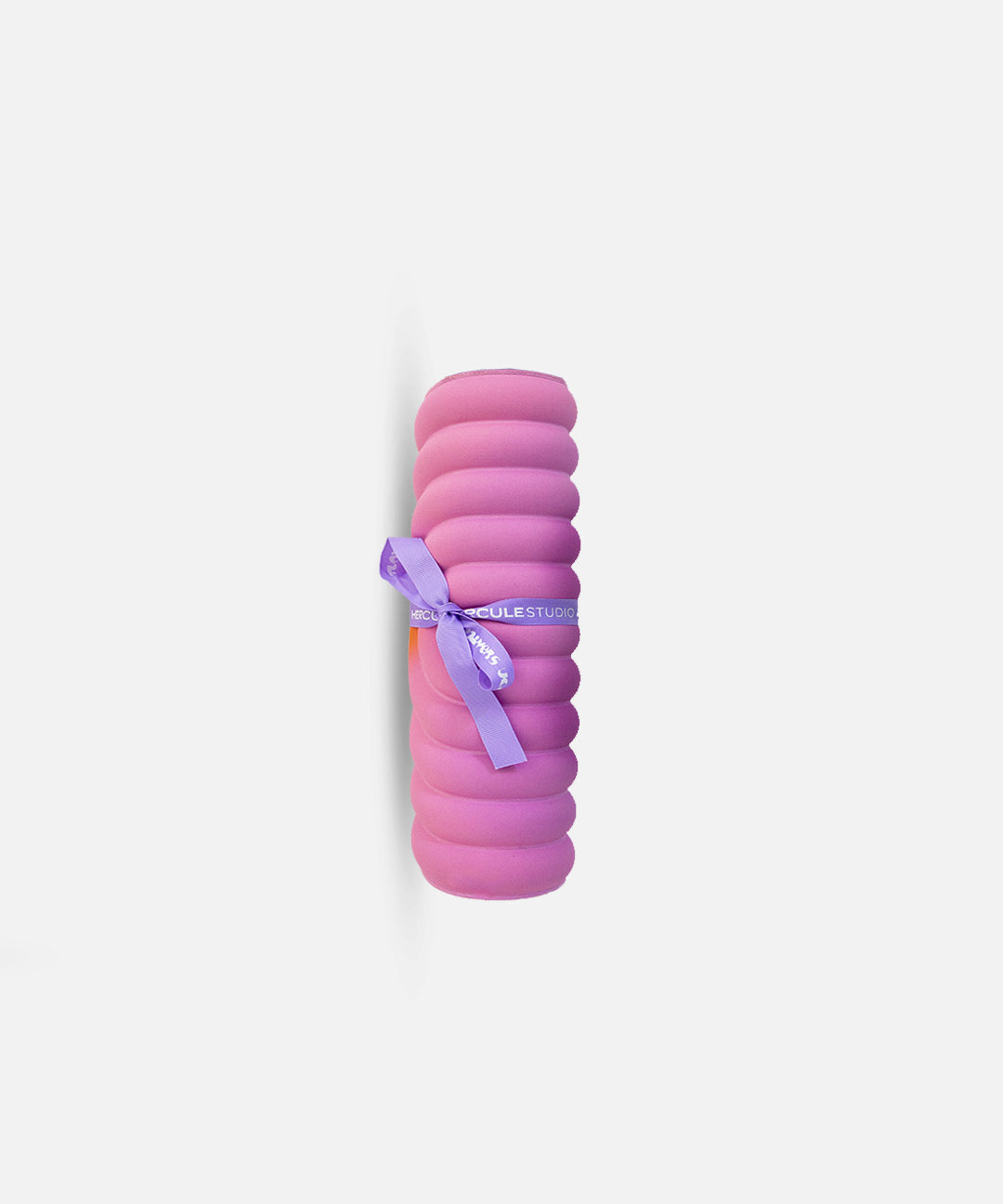 Mini tapis Galé Hercule Studio roulé avec ruban personnalisé violet – édition limitée Spring en collaboration avec Univers Uchronia, fond rose grande fleur – pad nomade 3‑en‑1, facile à transporter, pratique pour voyage, Reformer, design durable