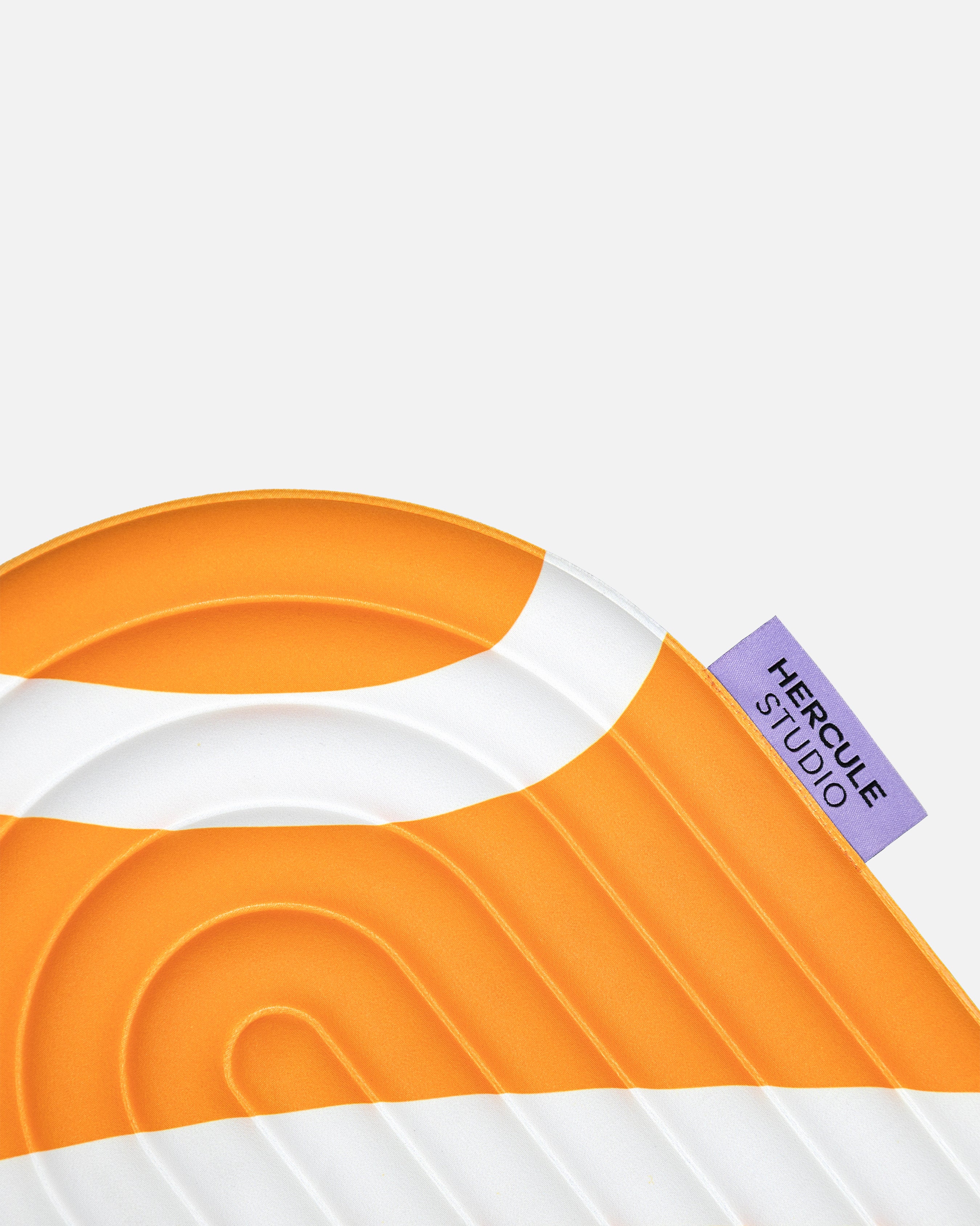 Close-up on the Hercule Studio Galé mini mat purple label – orange and ecru printed (Bari Orange Pop) 3-in-1 pad, ergonomic for knees, elbows, glutes, durable French design