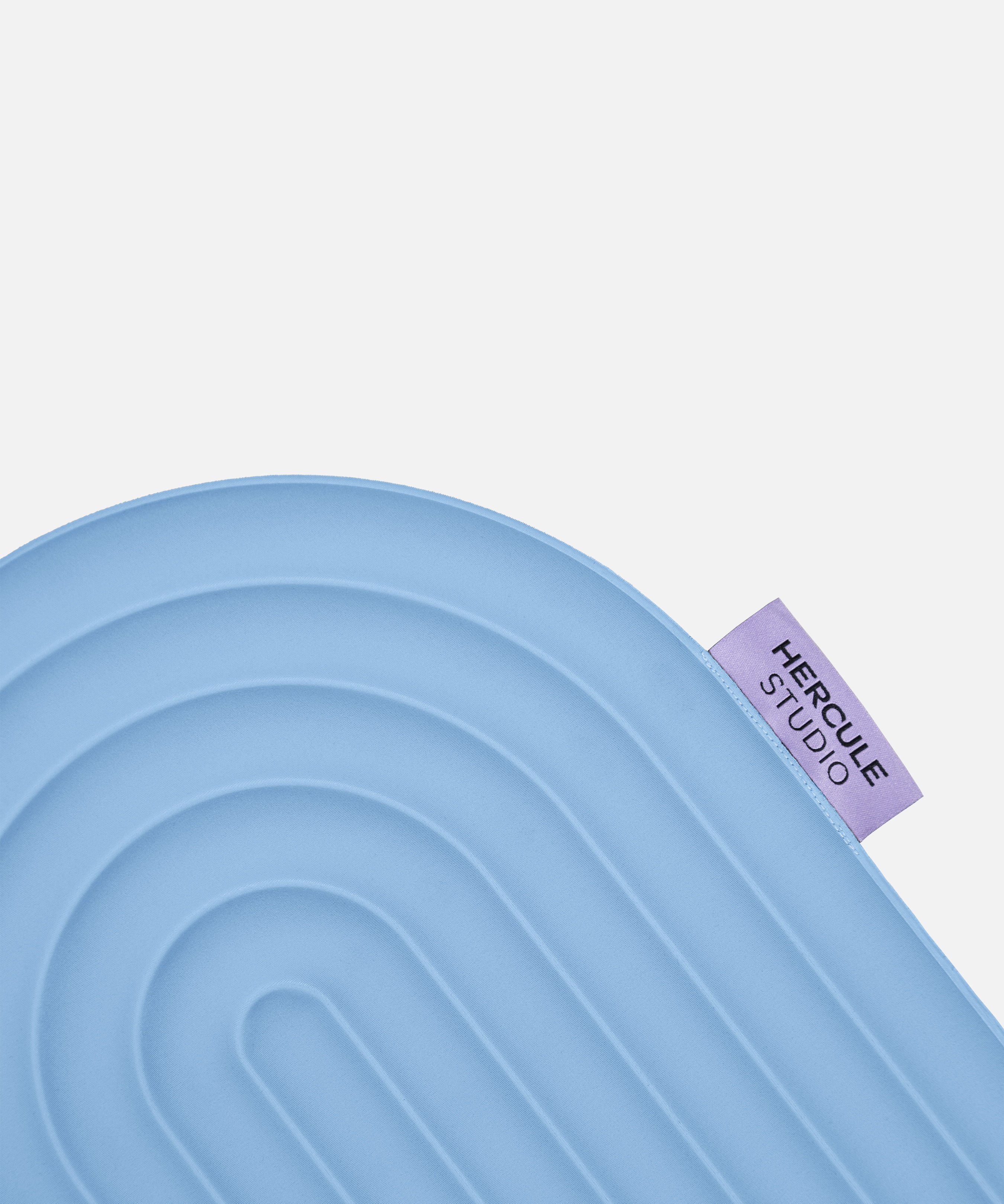 Zoom sur l’étiquette violette du mini tapis Galé Hercule Studio avec logo noir – pad innovant 3‑en‑1 bleu (Blue-jean), support ergonomique pour genoux, coudes, fessiers, design durable made in France