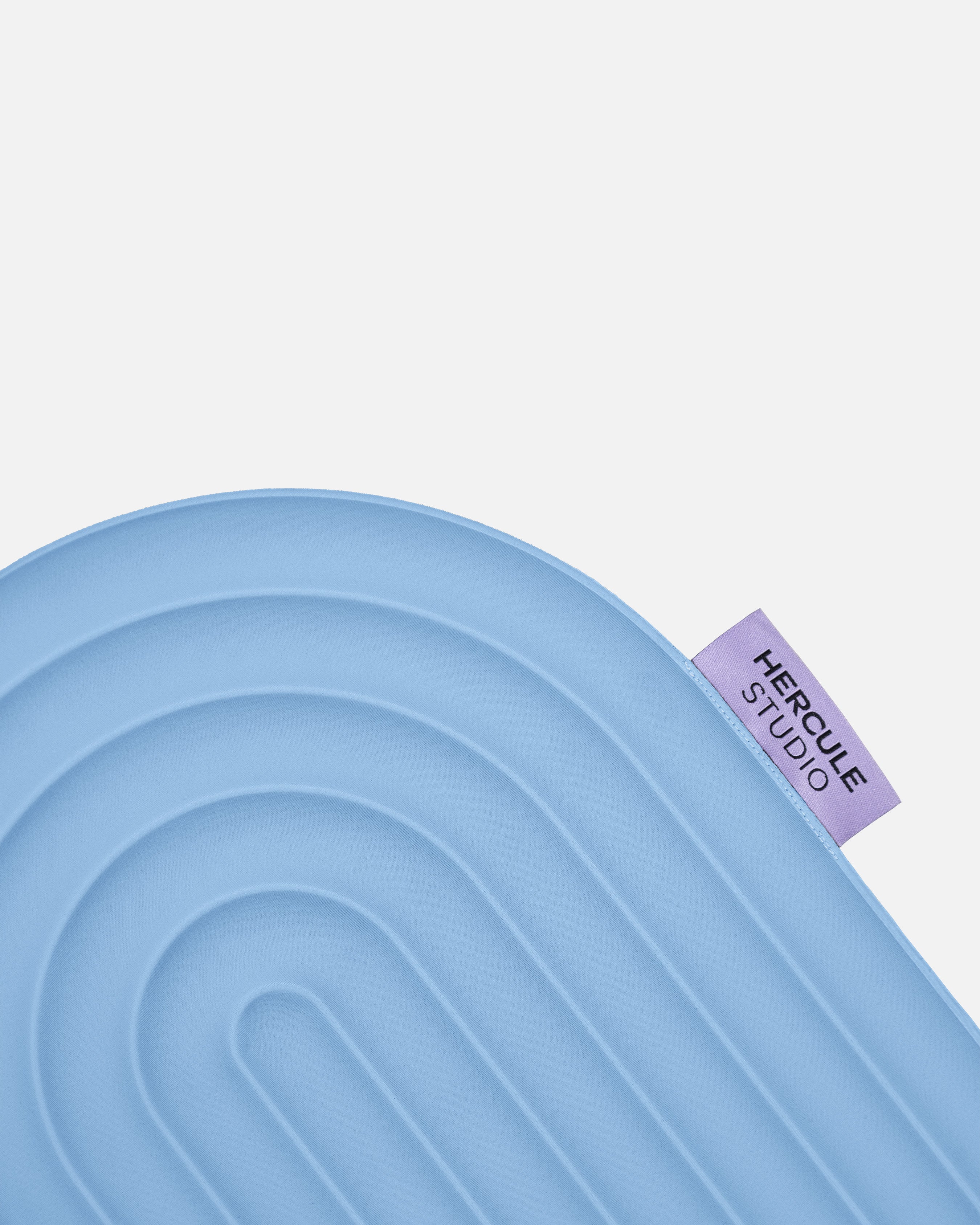 Close-up on the Hercule Studio Galé mini mat purple label with black logo – innovative blue jean 3-in-1 pad, ergonomic support for knees, elbows, glutes, durable design made in France