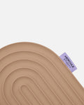 Close-up on the Hercule Studio Galé mini mat purple label – beige (Dune) 3-in-1 pad, ergonomic support for knees, elbows, glutes, durable design made in France