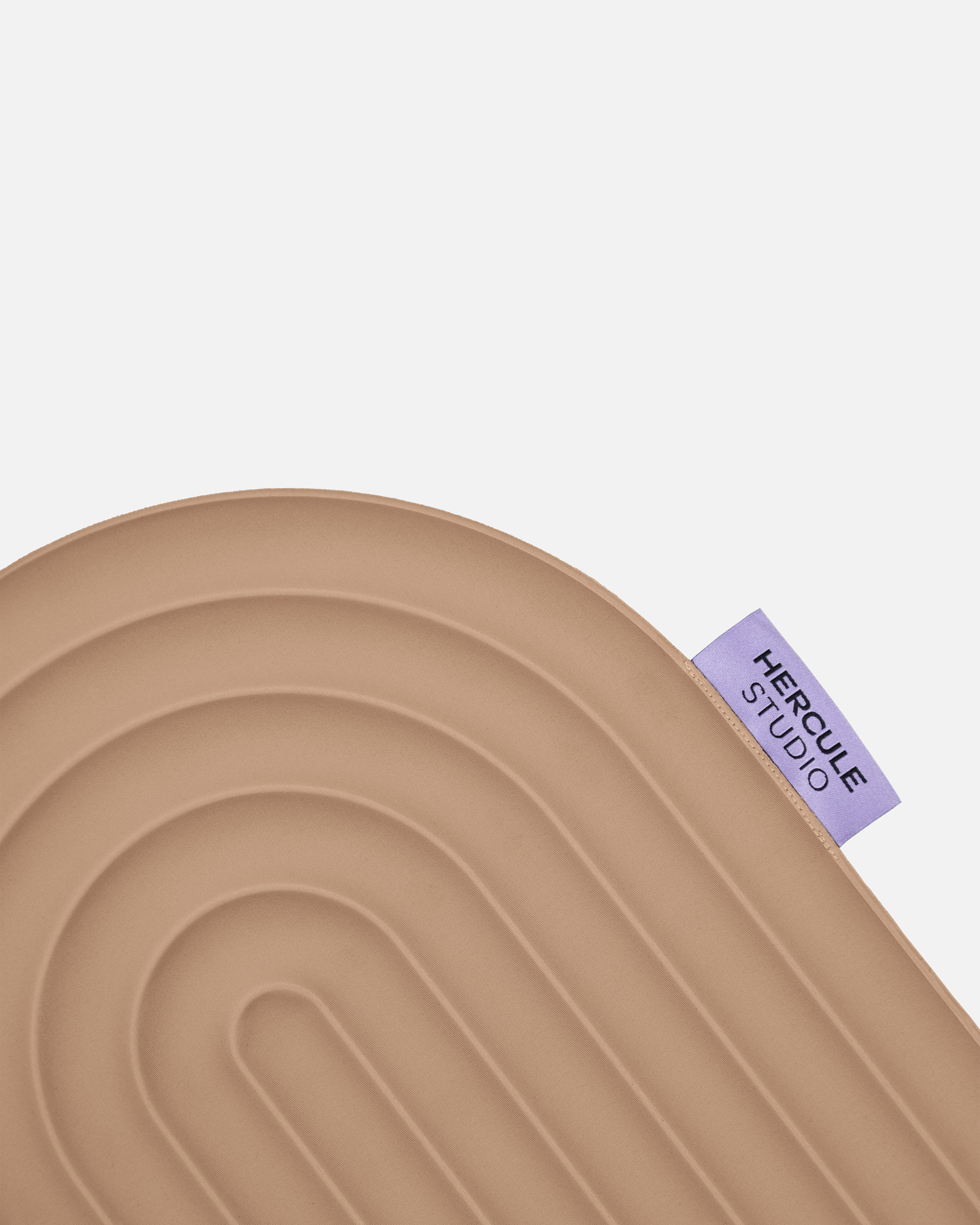 Close-up on the Hercule Studio Galé mini mat purple label – beige (Dune) 3-in-1 pad, ergonomic support for knees, elbows, glutes, durable design made in France