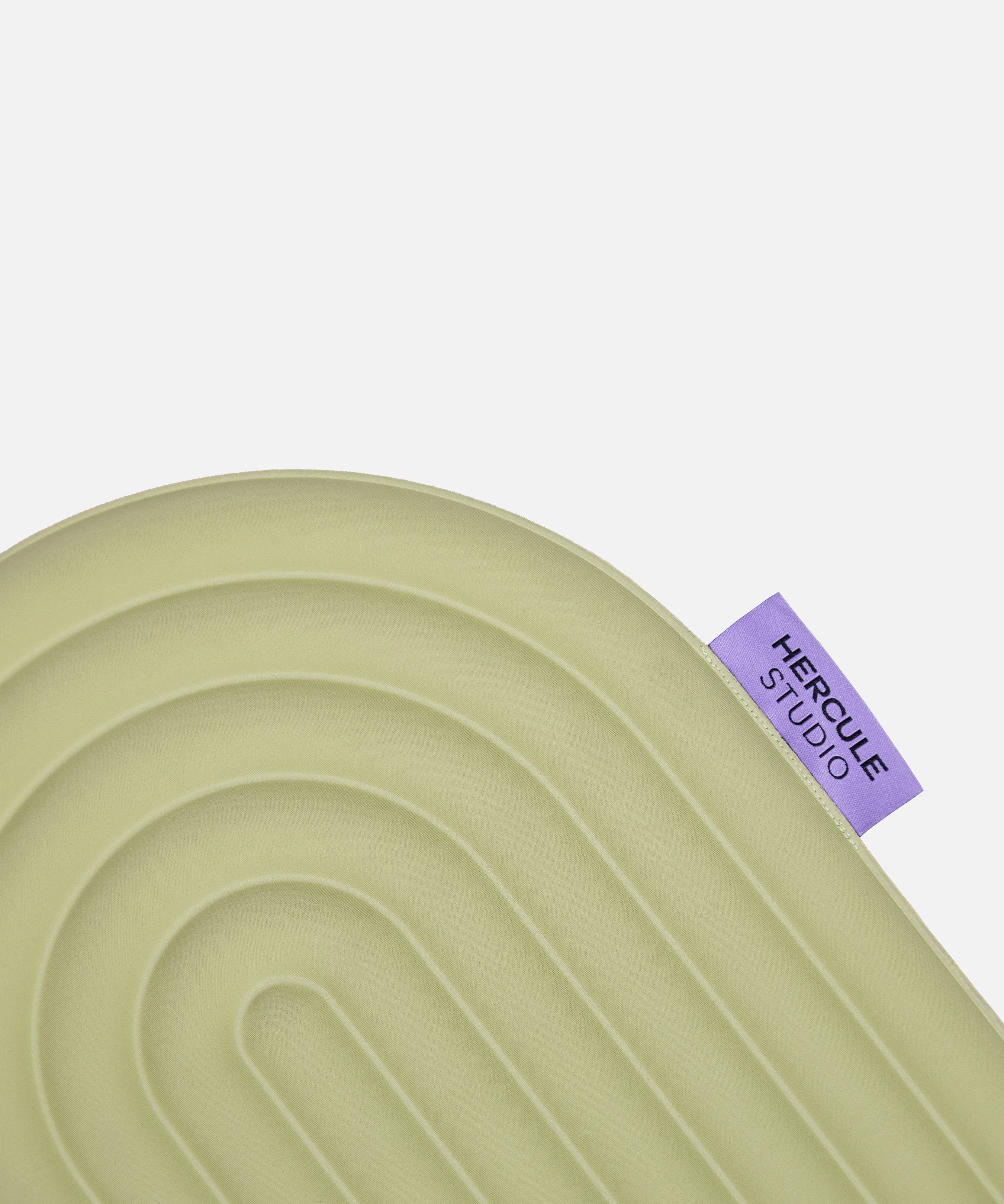 Zoom étiquette violette du pad Galé Hercule Studio – mini tapis nomade 3‑en‑1 vert clair (Pistache), ergonomique pour genoux, coudes, fessiers, design durable made in France