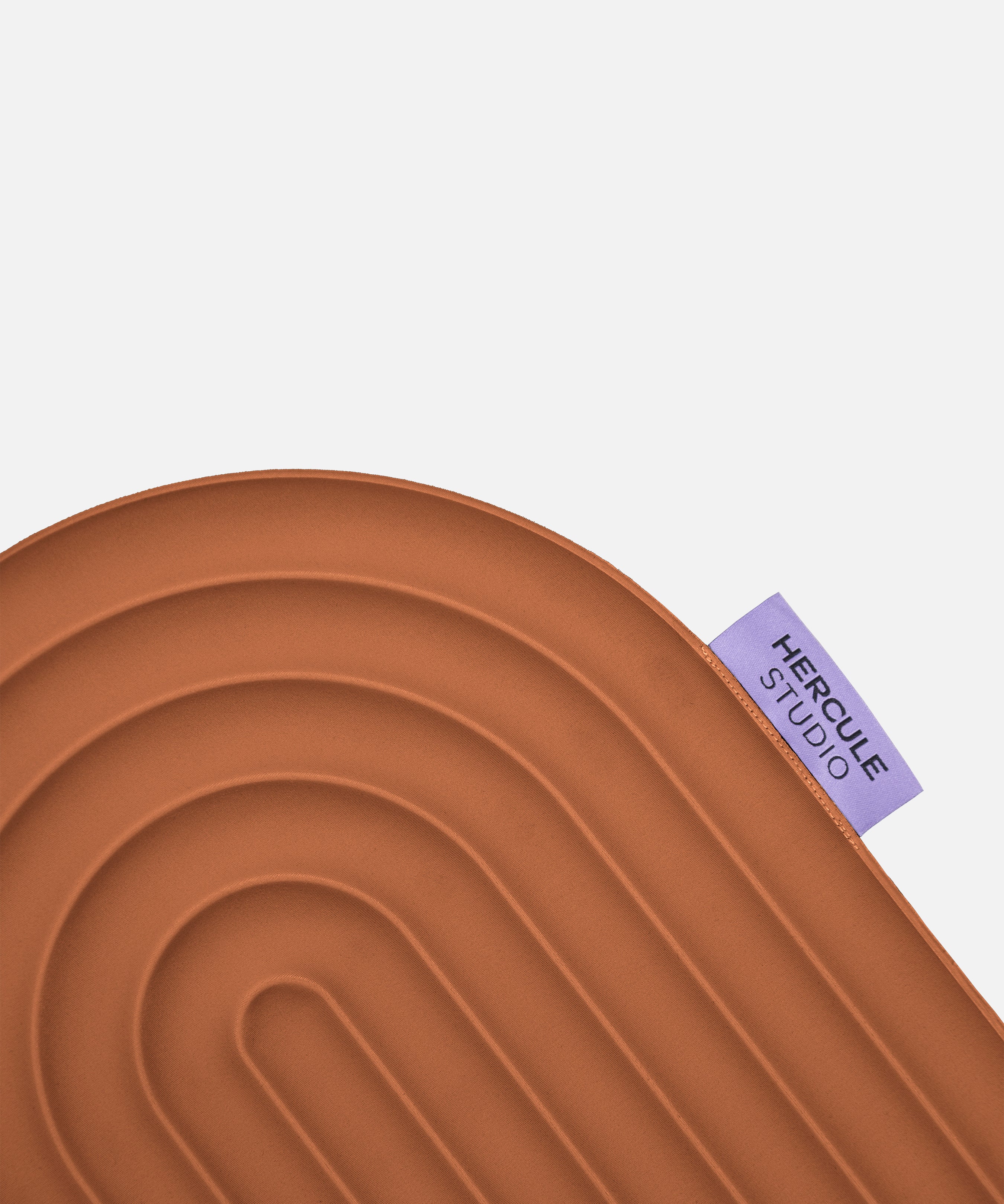 Étiquette violette du mini tapis Galé Hercule Studio avec logo noir – pad de confort 3‑en‑1 terracotta innovant, support ergonomique zones sensibles, design français durable