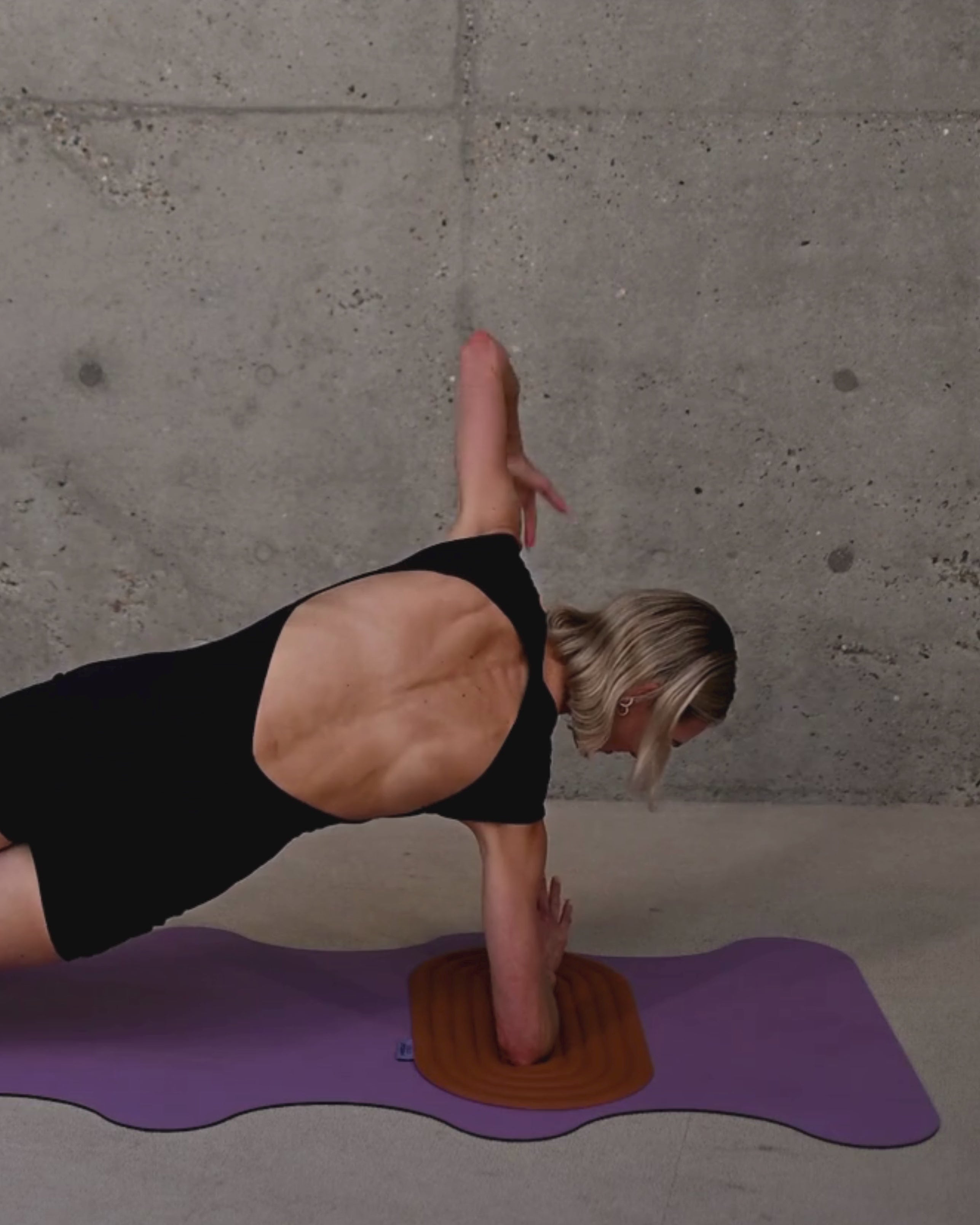 Lifestyle yoga session with the Galé Hercule Studio terracotta pad, a mini ergonomic mat for floor exercises and Reformer workouts, and a Lavender purple yoga mat