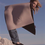 Vidéo lifestyle avec tapis de fitness Hercule Studio Archy dune, couleur sable, élégants et intemporels pour gym et étirements