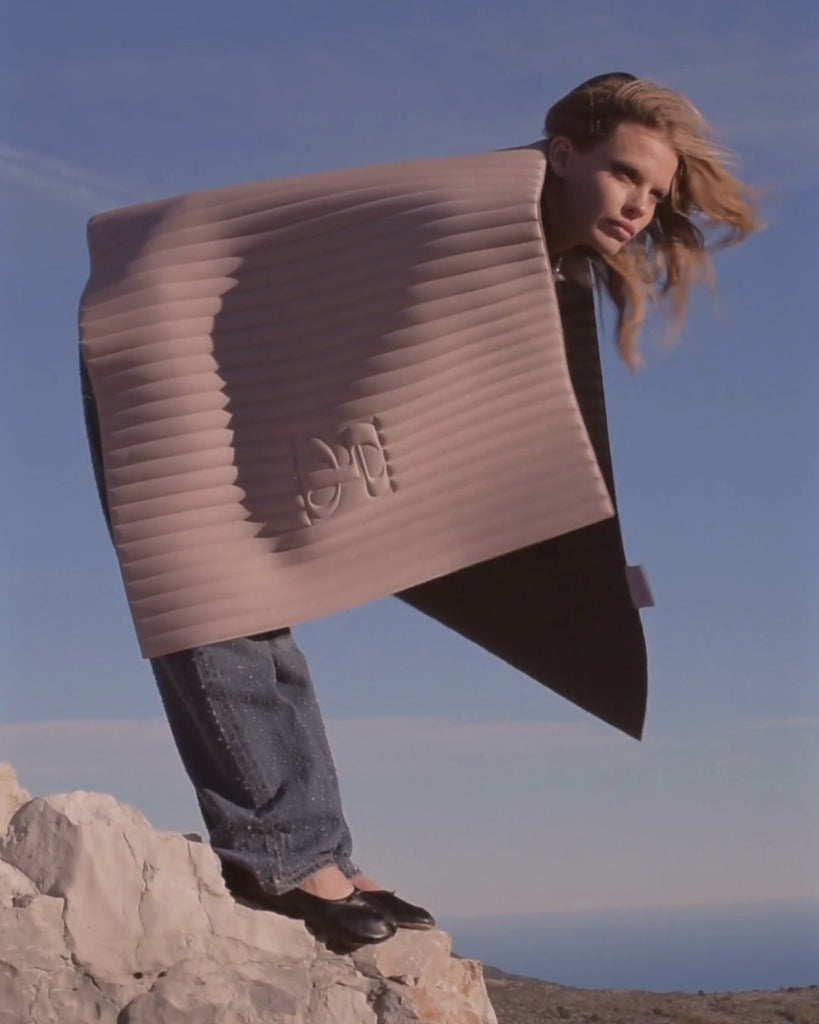 Vidéo lifestyle avec tapis de fitness Hercule Studio Archy dune, couleur sable, élégants et intemporels pour gym et étirements