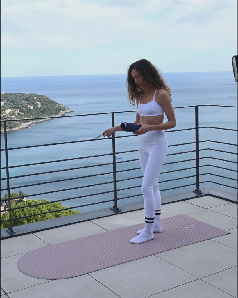 Pad Galé Hercule Studio navy en cours de Pilates lifestyle avec tapis de sport beige, mini tapis 3-en-1 bleu nuit pour soutien ergonomique, accessoire nomade fabriqué en France