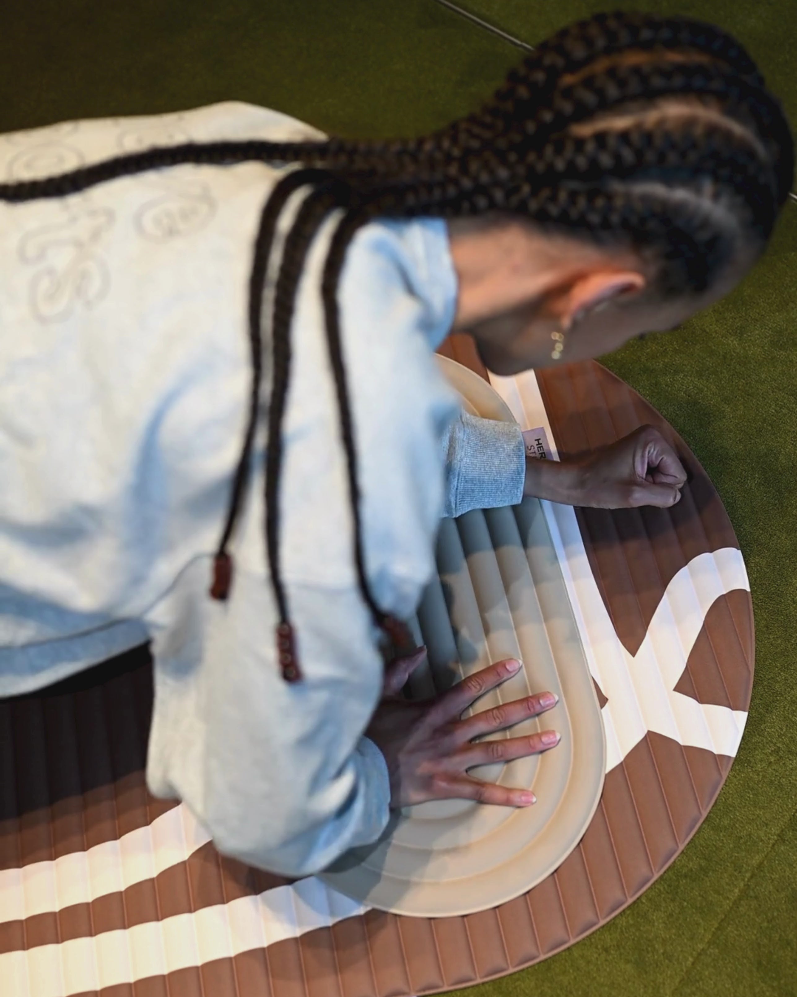 Lifestyle fitness with the Galé Hercule Studio Ergonomic Pad in Dune Beige, a compact mini mat for floor exercises and knee support, and the Archy Sports Mat in Bari Choco Brown