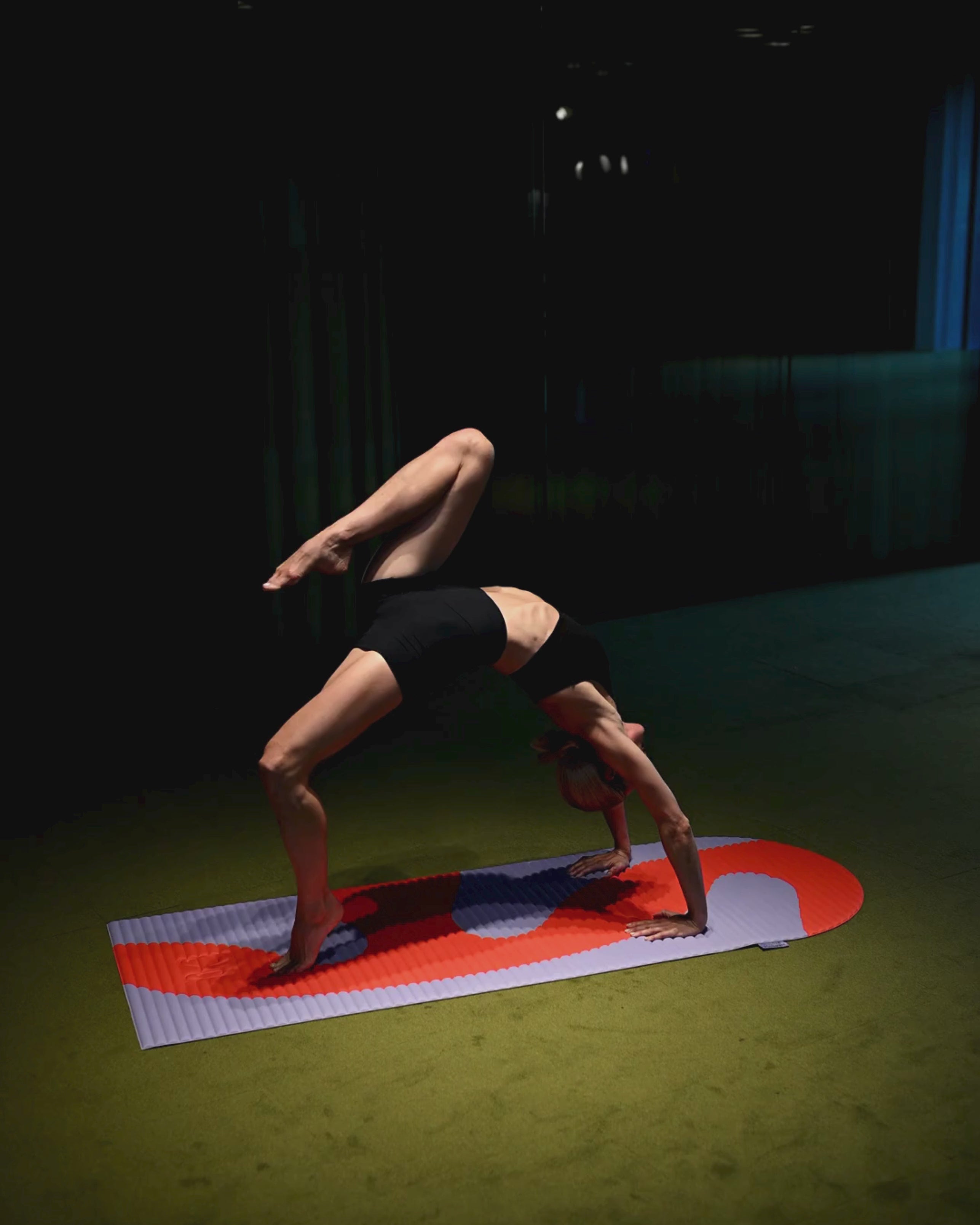 Cours de gym avec tapis de sol Hercule Studio Archy Axel rouge et violet, tapis premium pour yoga et exercices au sol