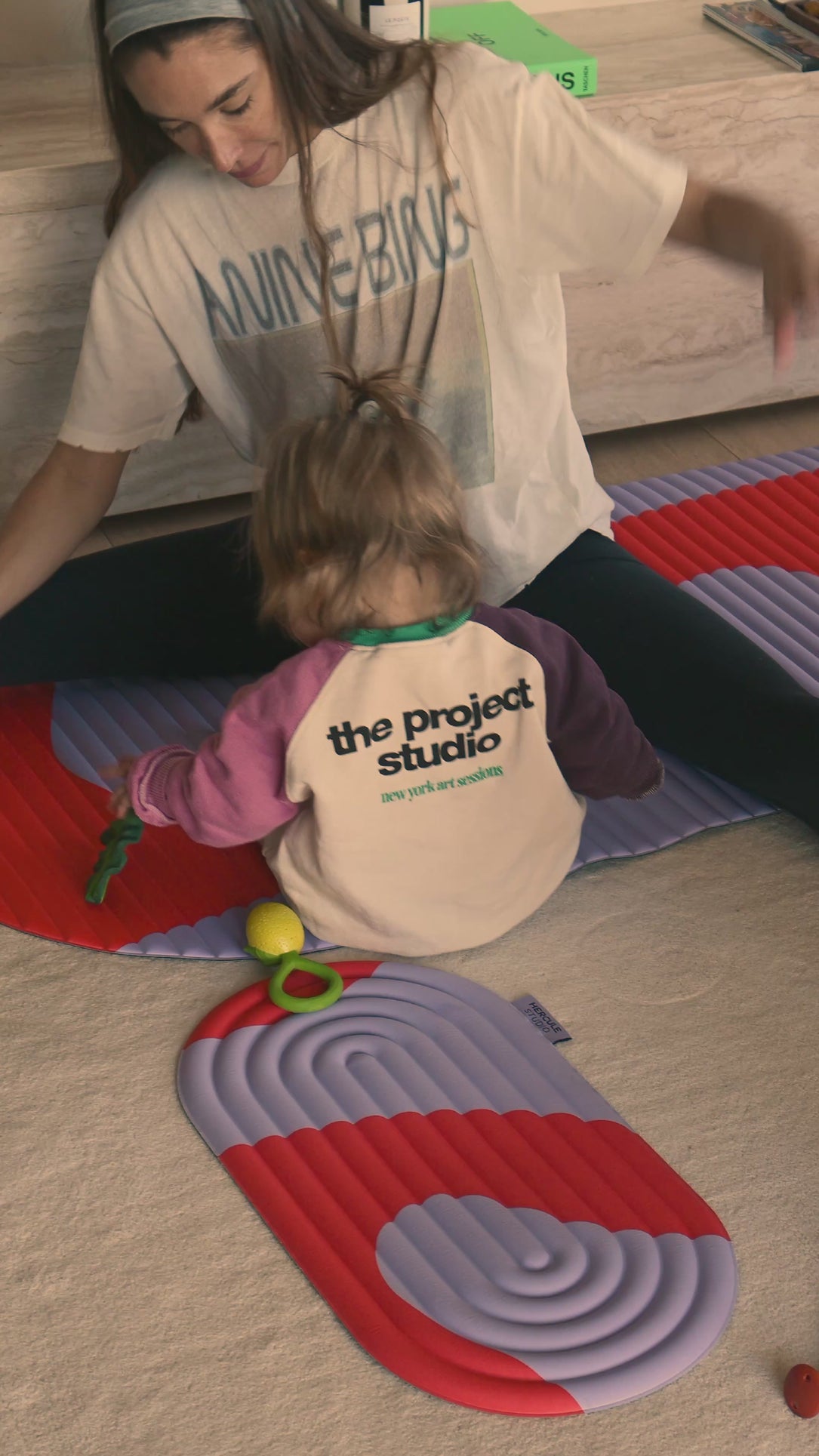 Offre pour la fete des meres de la marque Hercule Studio avec un tapis de fitness et un mini tapis de sport de coloris Axel rouge et violet pour s'entraîner à tout moment