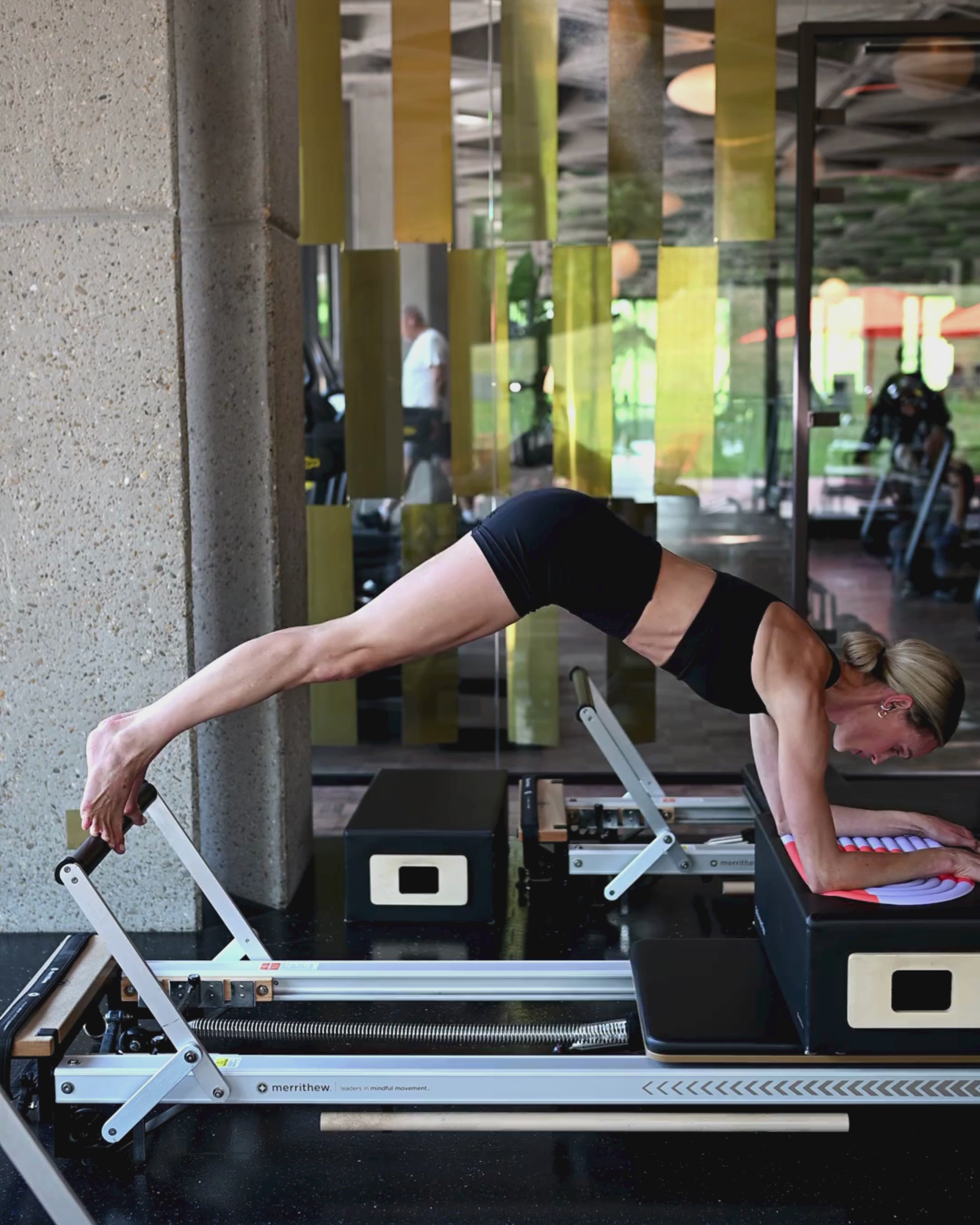 Séance de Pilates Reformer avec pad de confort Galé Hercule Studio Axel rouge et violet, soutien zones sensibles et imprimé graphique, accessoire nomade durable
