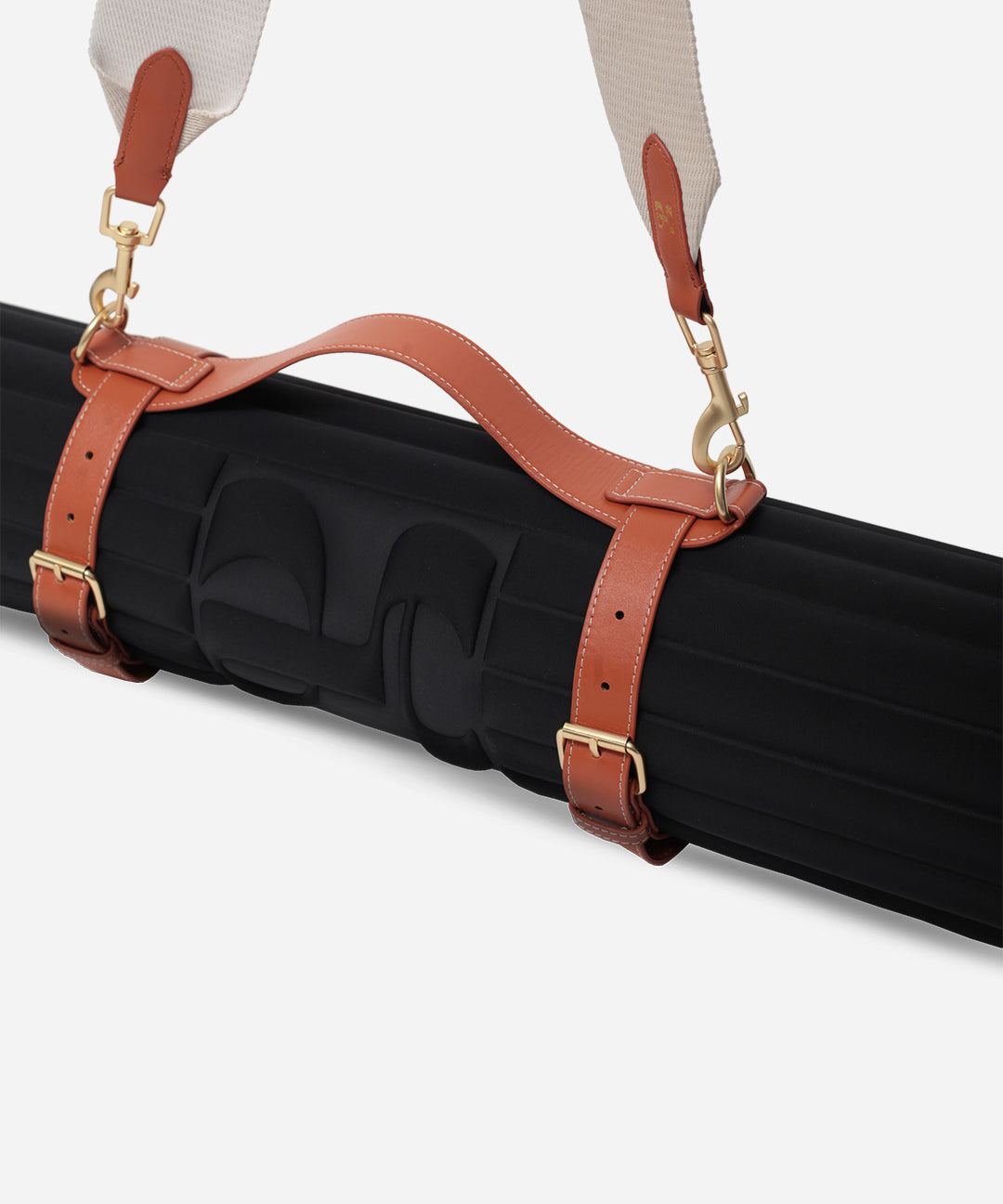 Détail de l’anse de la sangle de transport pour tapis de sport, cuir végétal camel et finitions soignées pour un port confortable