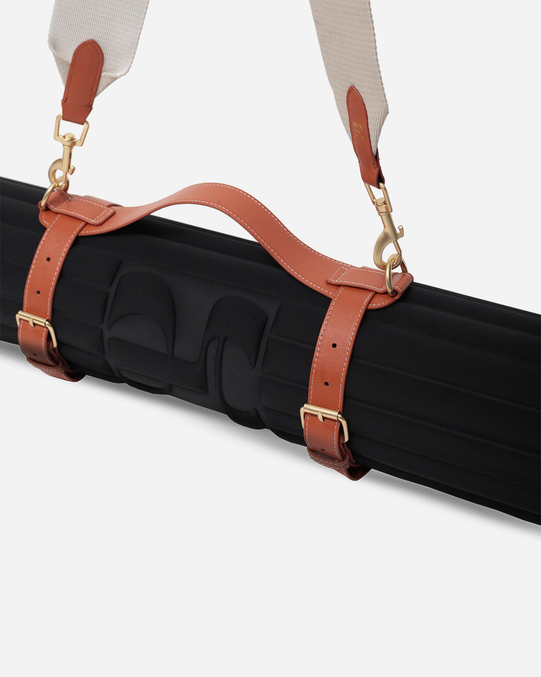 Close-up of the handle on the sports mat carrying strap, made of camel-colored vegetable-tanned leather with refined details for a comfortable carry