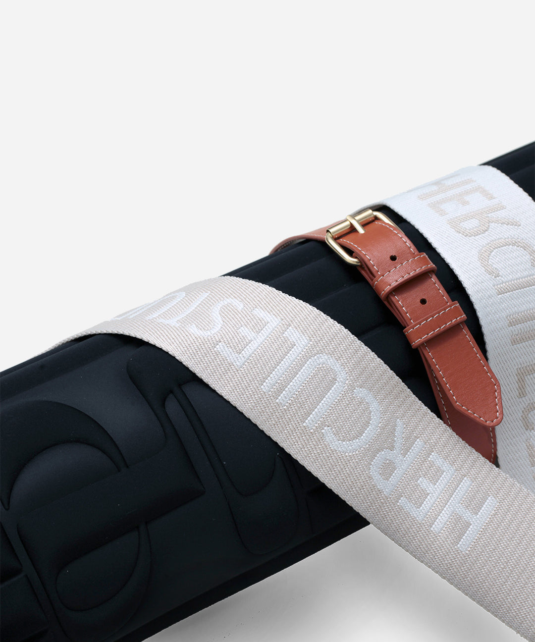 Zoom sur le tissu en coton tissé de la sangle pour tapis de sport, matière résistante et esthétique inspirée de la maroquinerie