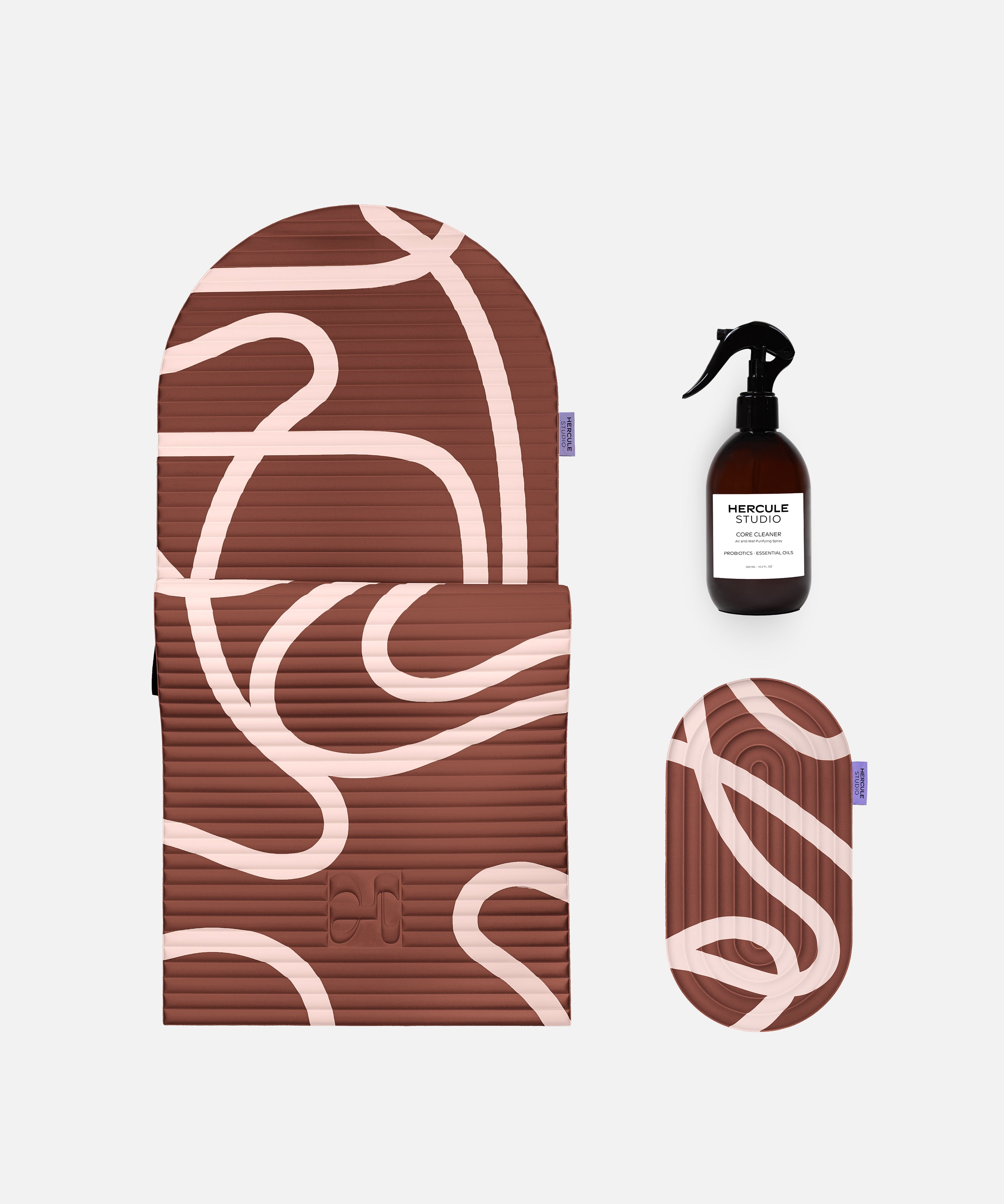 Bundle essentiel Hercule Studio imprimé Bari choco avec tapis Archy graphique marron, pad de confort Galé 3-en-1 et spray assainissant pour tapis de sport, set pilates et fitness durable made in France, packshot