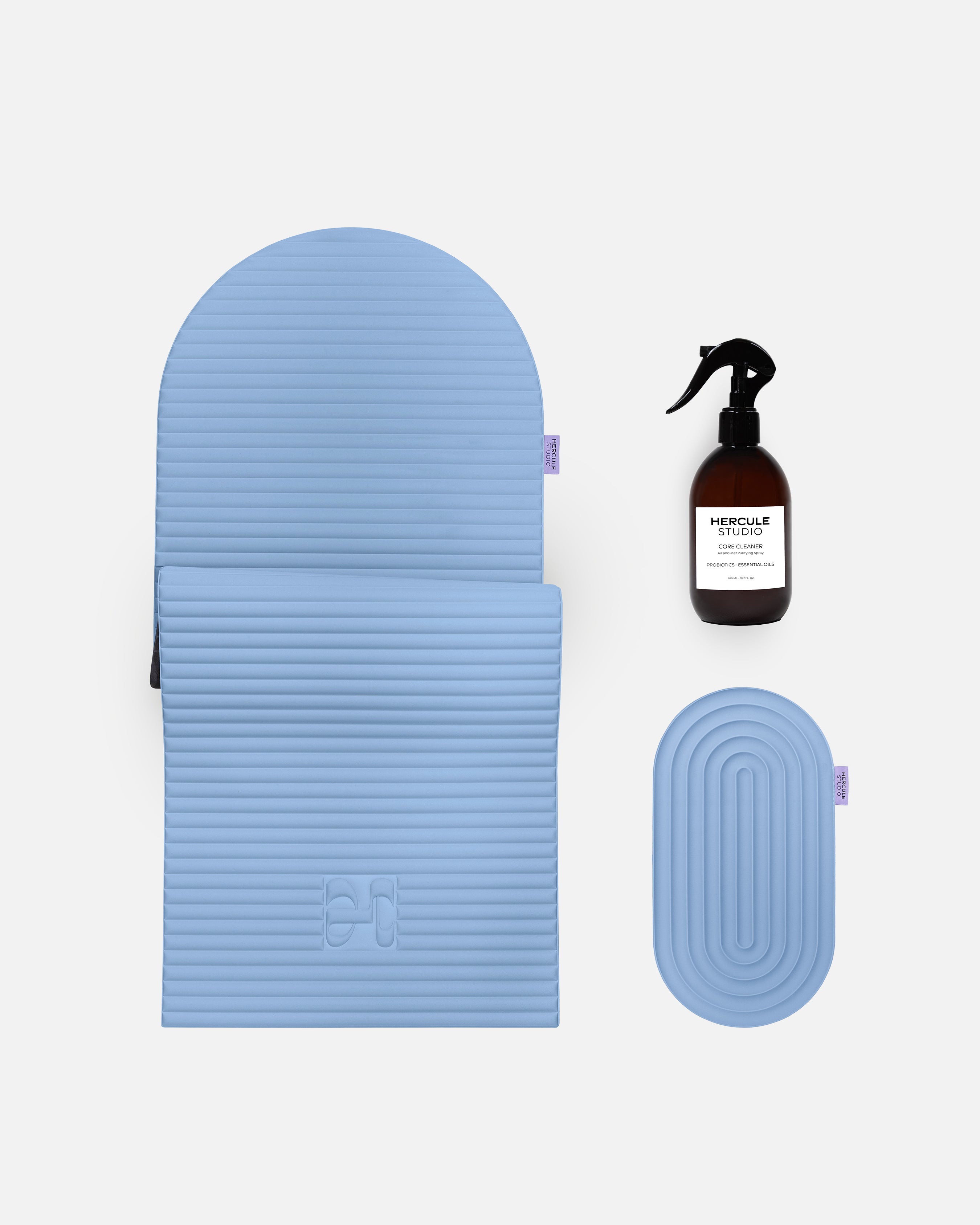 Ensemble essentiel Hercule Studio bleu jean avec tapis de sol Archy design, pad Galé 3-en-1 pour zones sensibles et spray nettoyant pour tapis de sport, bundle Pilates et fitness durable Made in France, image packshot