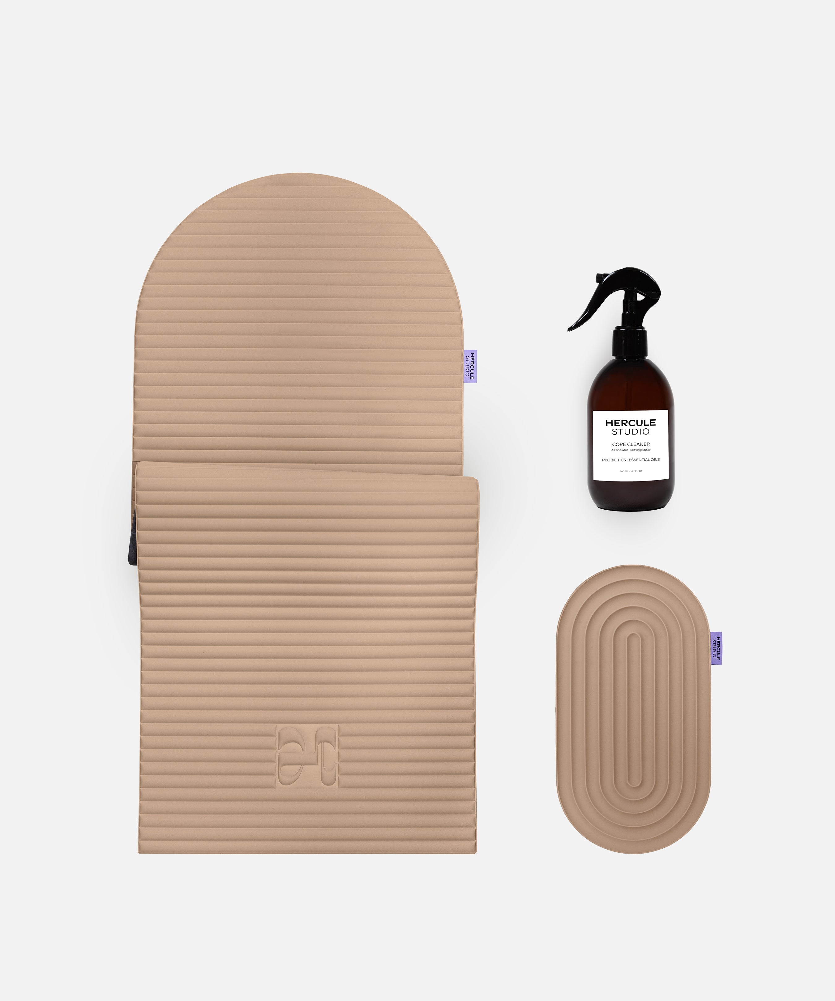 Set essentiel bien-être Hercule Studio beige dune composé du tapis Archy ergonomique, du mini tapis Galé de confort et du spray assainissant pour tapis, pack Pilates et fitness éco-conçu Made in France, visuel packshot