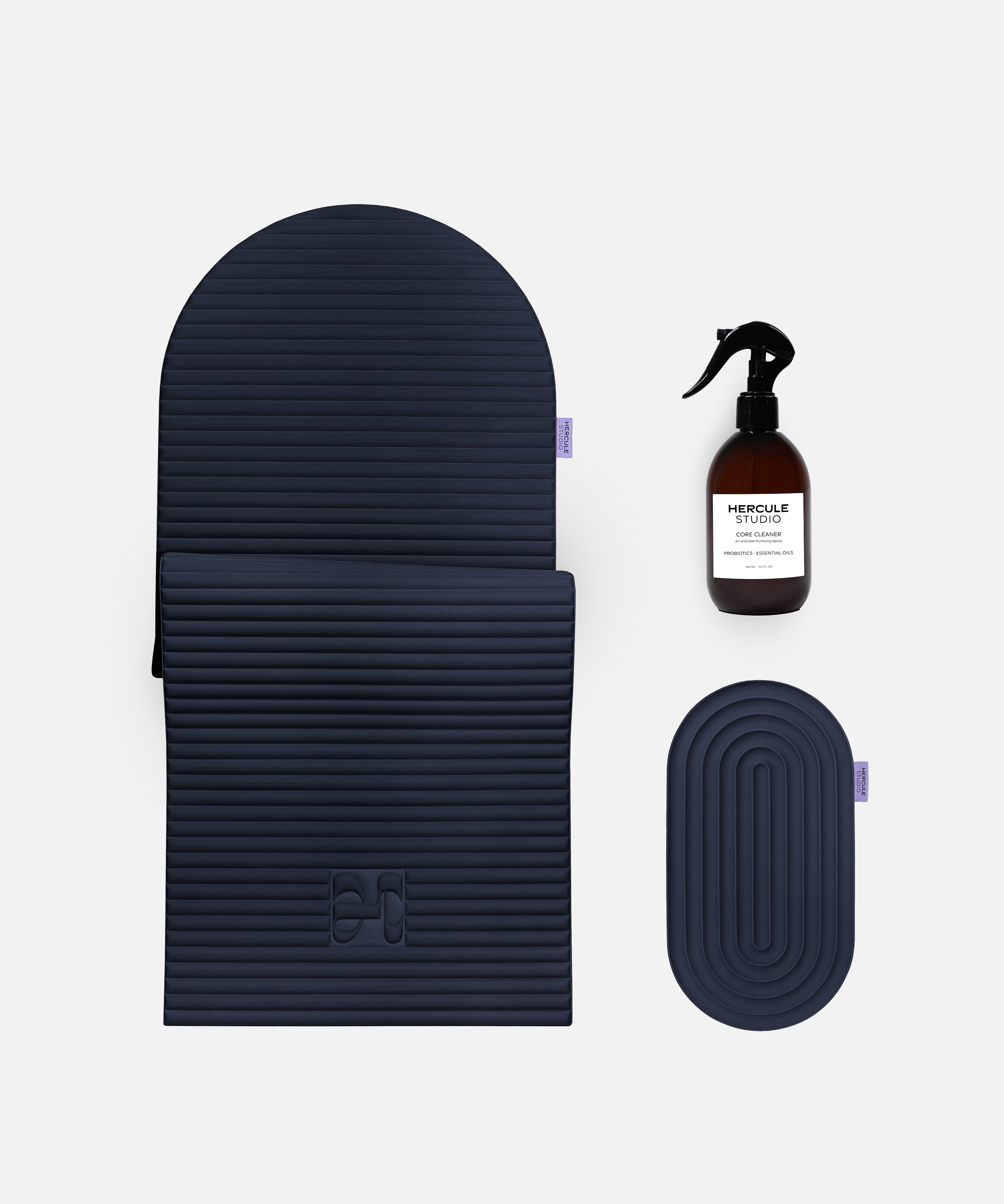 Set essentiel Hercule Studio bleu nuit navy composé du tapis Archy ergonomique, du mini tapis Galé de confort et du spray assainissant pour tapis, pack pilates et fitness premium fabriqué en France, visuel packshot