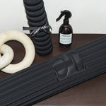 Set essentiel avec tapis de sport Archy, mini tapis de sport Galé couleur Outrenoir et spray parfumé de la marque Hercule Studio photo lifestyle