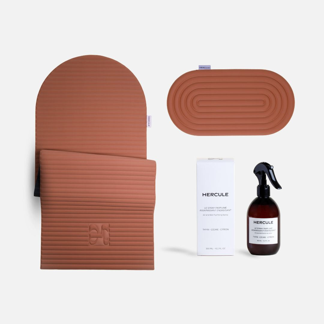 Set essentiel avec tapis de sport Archy, mini tapis de sport Galé couleur Terre cuite et spray parfumé de la marque Hercule Studio photo packshot fond blanc