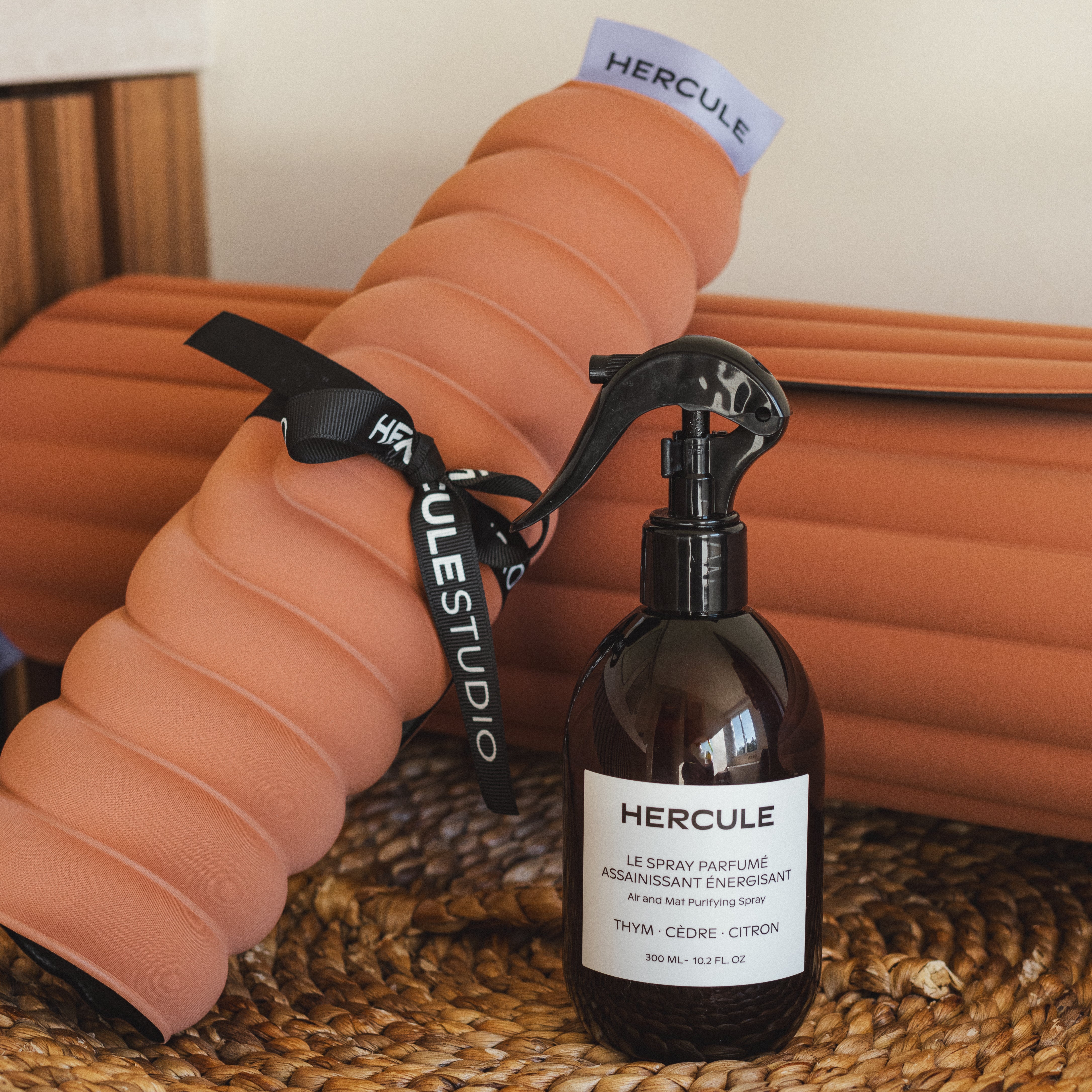 Set essentiel avec tapis de sport Archy, mini tapis de sport Galé couleur Terre cuite et spray parfumé de la marque Hercule Studio photo lifestyle zoomée