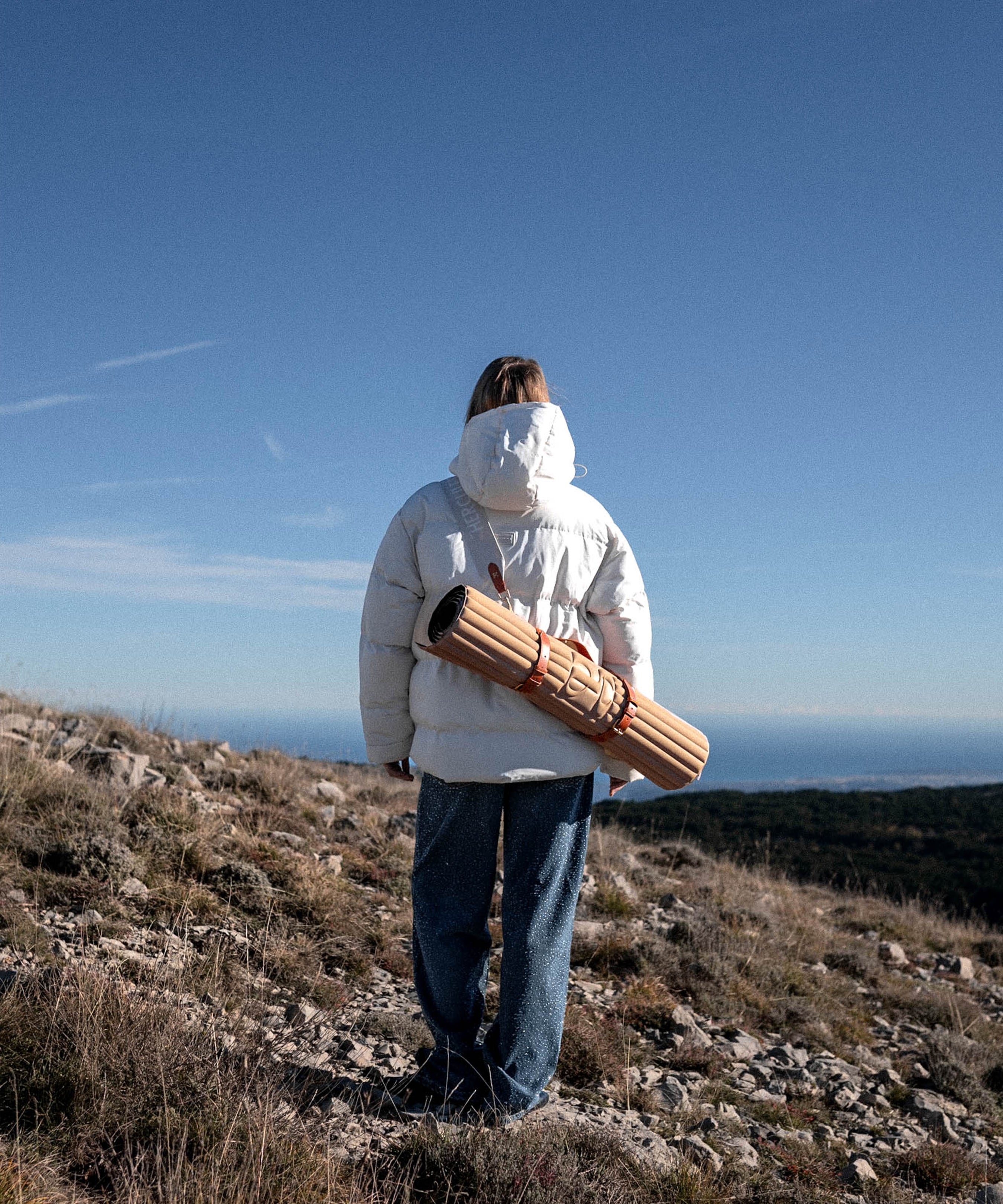 Set Nomade avec Tapis de sport Archy de la marque Hercule Studio couleur Dune et sangle de transport soca photo lifestyle