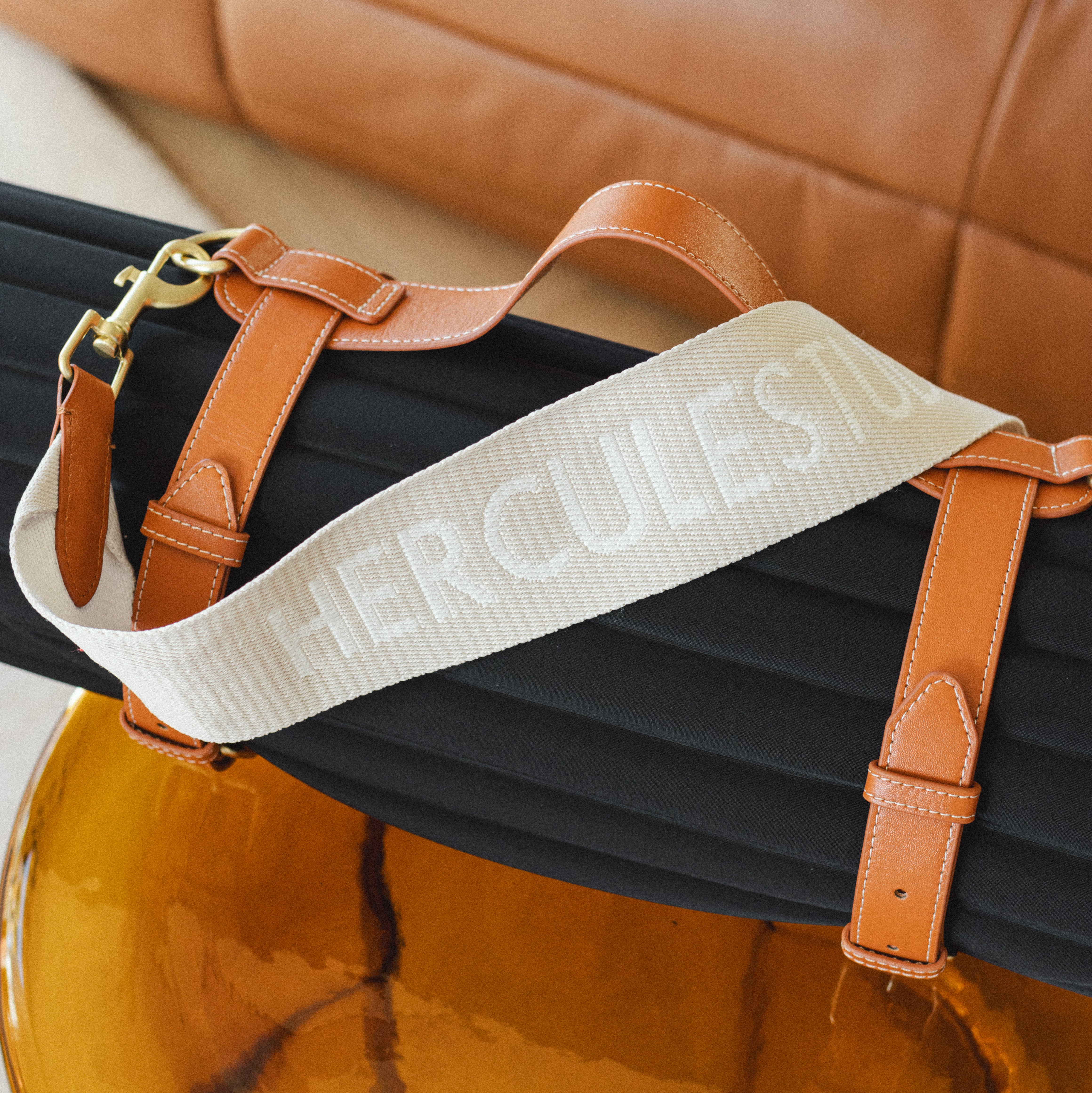 Tapis de sport couleur Outrenoir de la marque Hercule Studio avec sangle de transport Soca en cuir végétal photo zoomée lifestyle