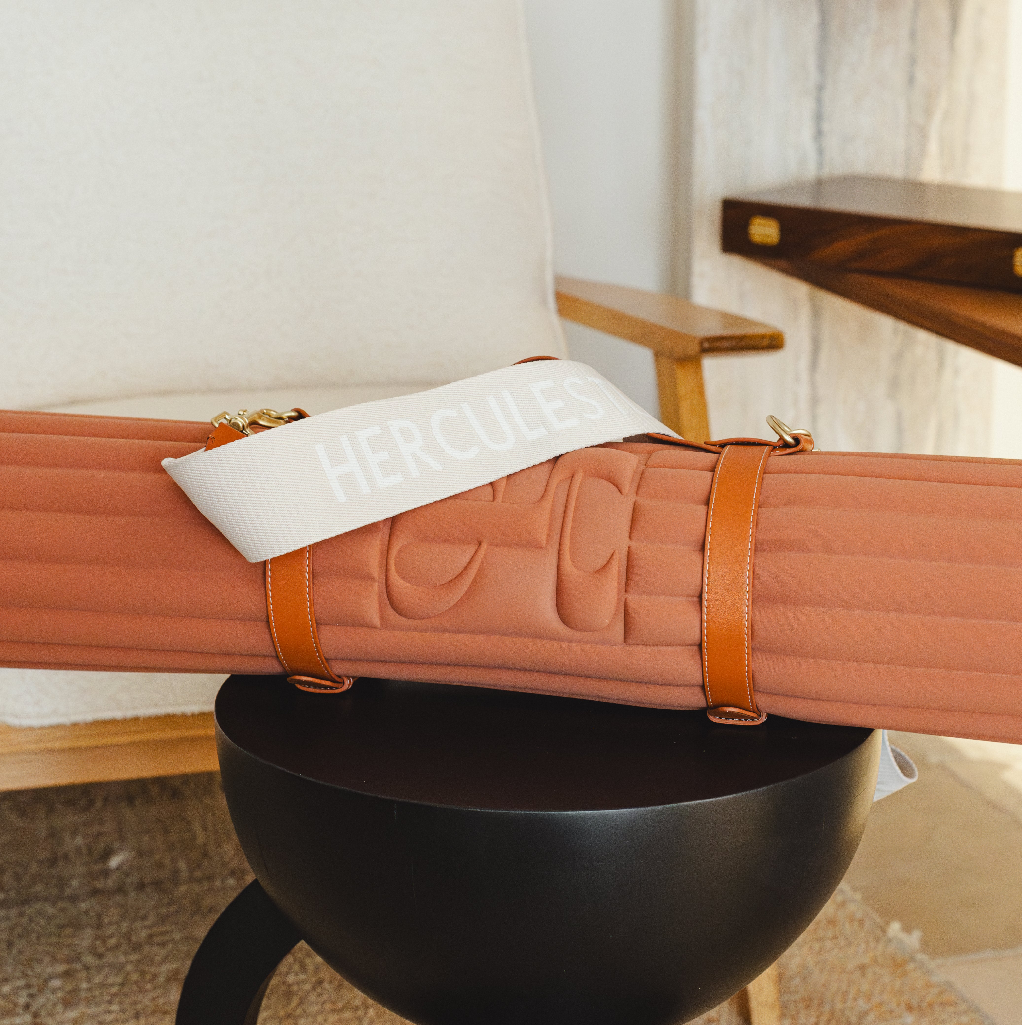 Tapis de sport couleur terre cuite de la marque Hercule Studio avec sangle de stransport Soca en cuir végétal photo lifestyle zoomée